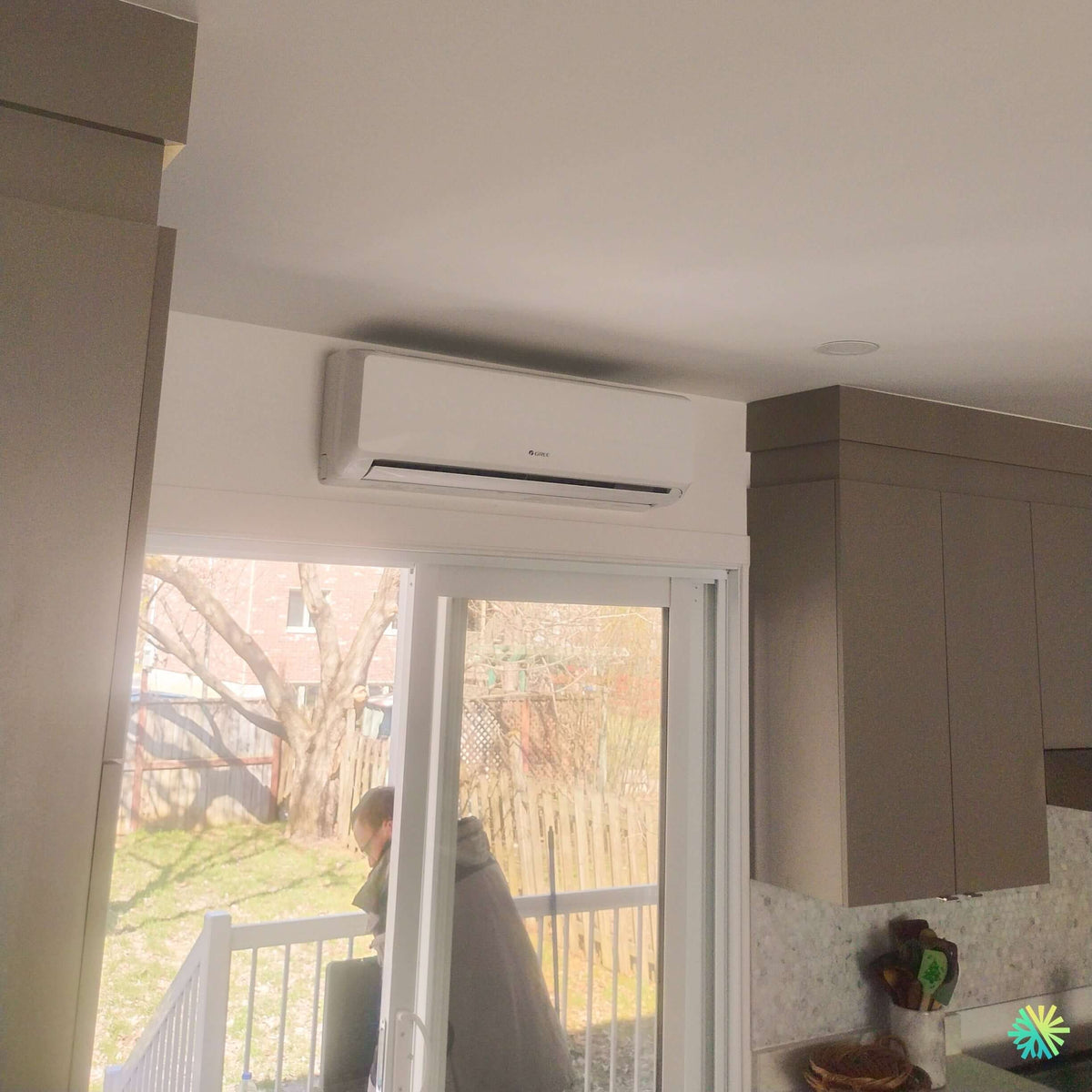 Installation d'une thermopompe murale 2-têtes GREE FreeMatch R32 (GWHD(18)ND6MO) à Boucherville, agglomération de Longueuil