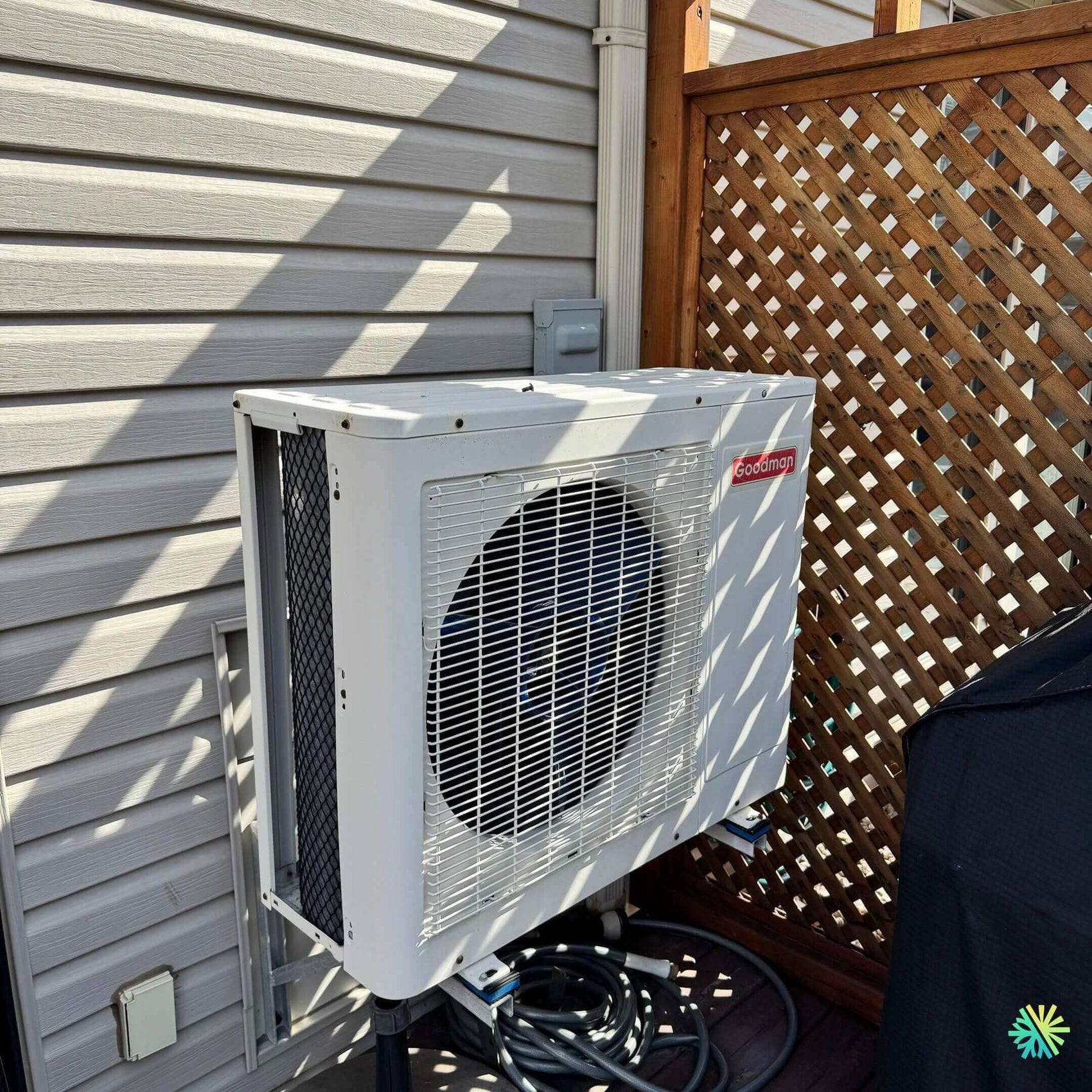 Installation d’une Goodman thermopompe murale (unité extérieure sur terrasse) à Brossard