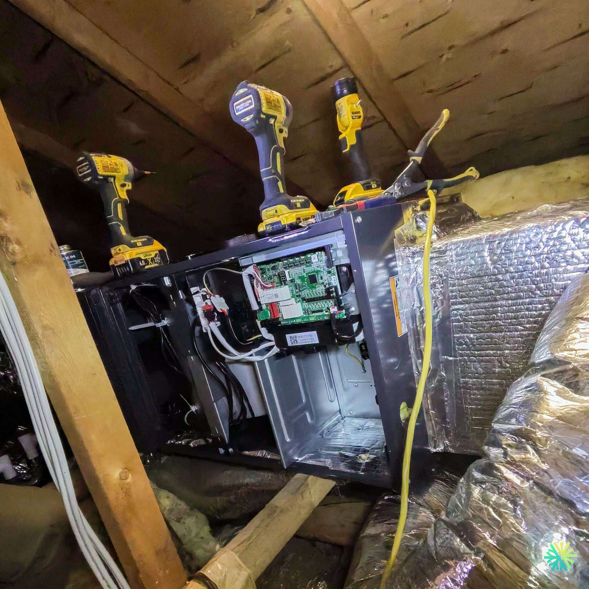 Installation d’une fournaise électrique MIDEA EVOX G3 en configuration horizontale dans l’entretoit à Roxton Falls