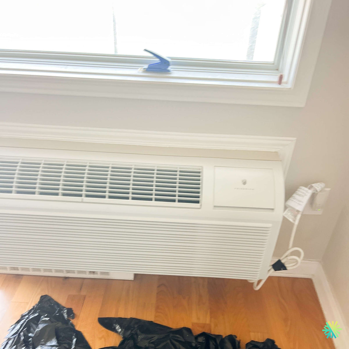 Installation d’un PTAC FRIEDRICH ZoneAire® Premier sous une fenêtre à Kahnawake, sur la Rive-Sud de Montréal