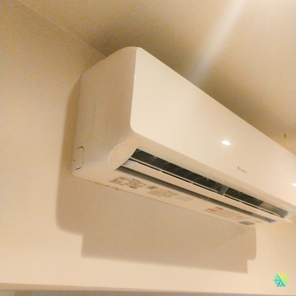 Installation of a GREE FREE MATCH R32 DoubleZone heat pump in Chomedey, Laval: a discreet 2-zone solution for precise comfort in a residential space