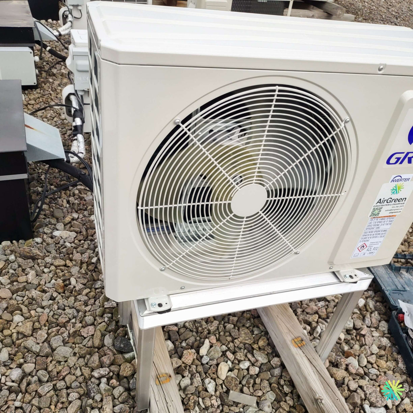 Installation d’une thermopompe murale GREE VITA R32 à Sainte-Julie : un mini split installé sur support surélevé pour une performance durable