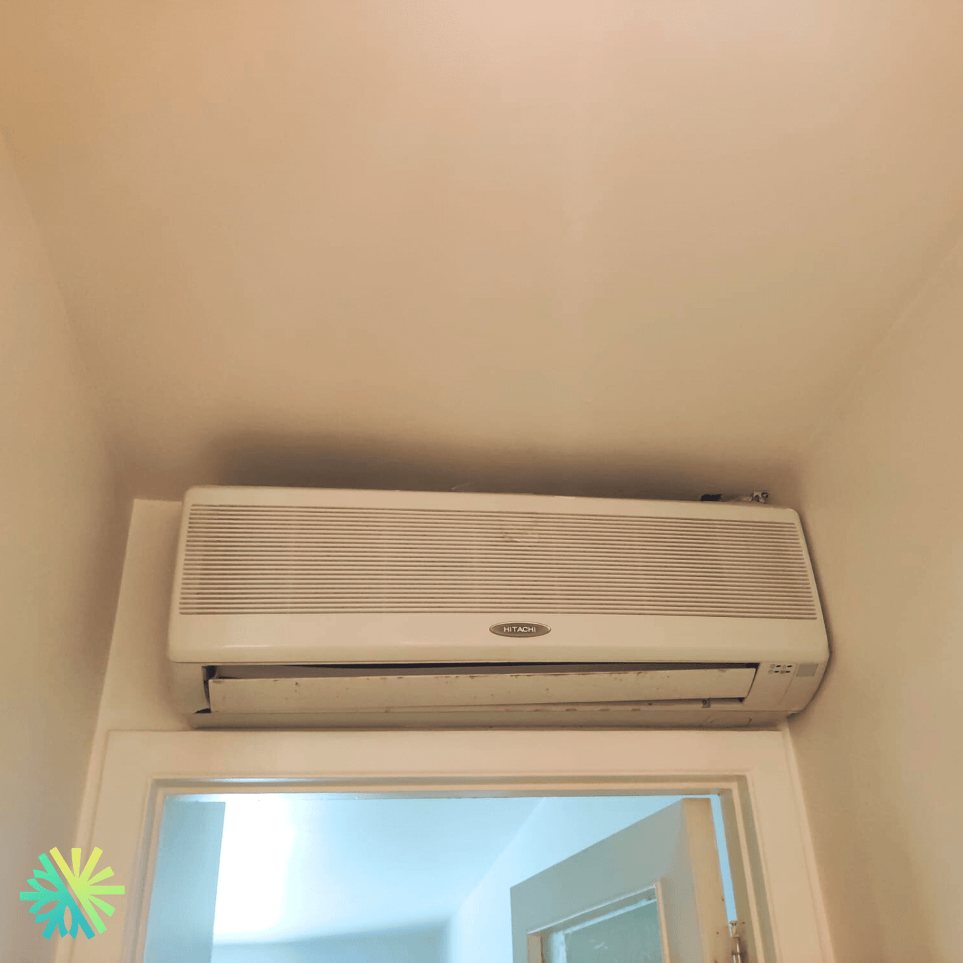 Réparation d'une thermopompe murale Hitachi à Repentigny