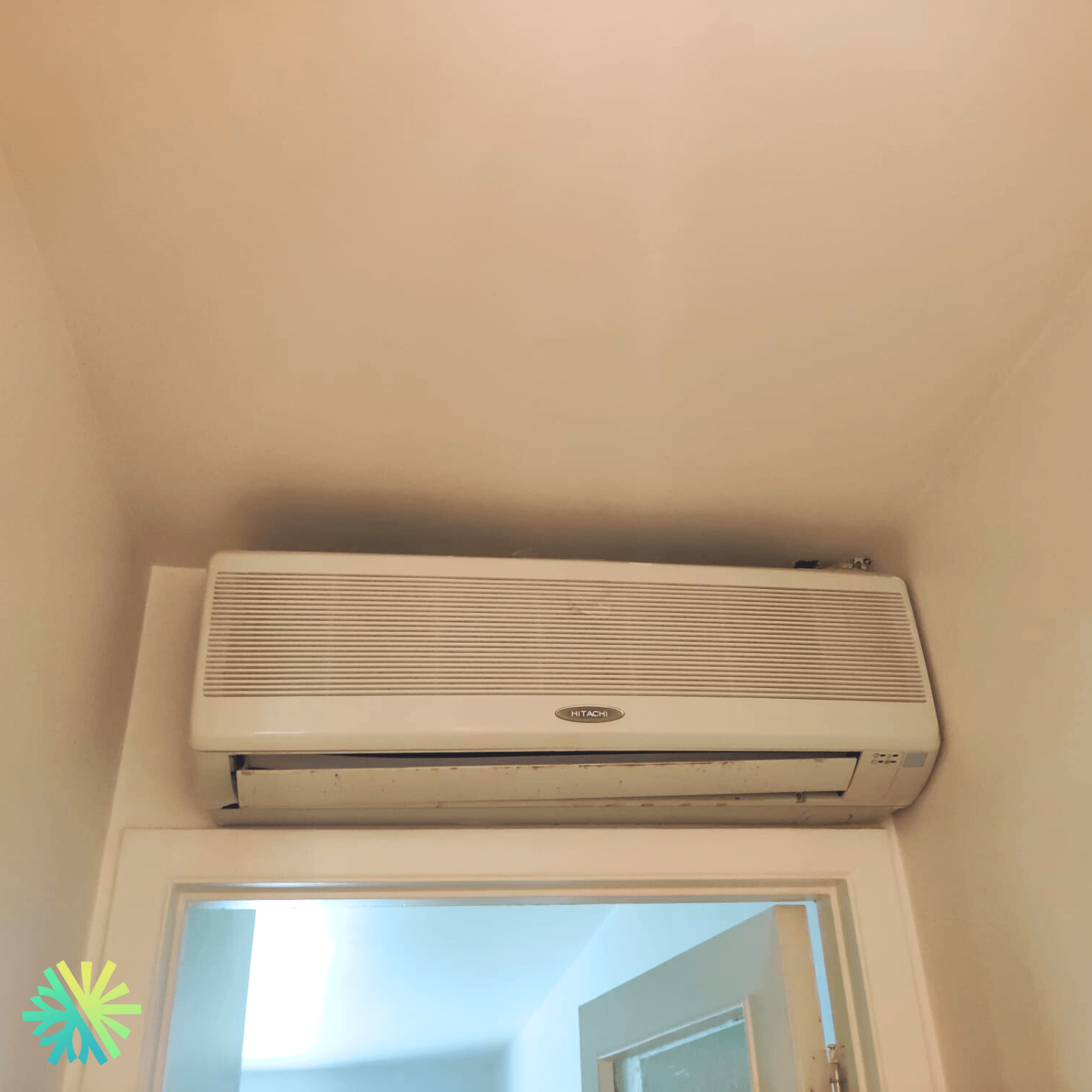 Réparation d'une thermopompe murale Hitachi à Repentigny