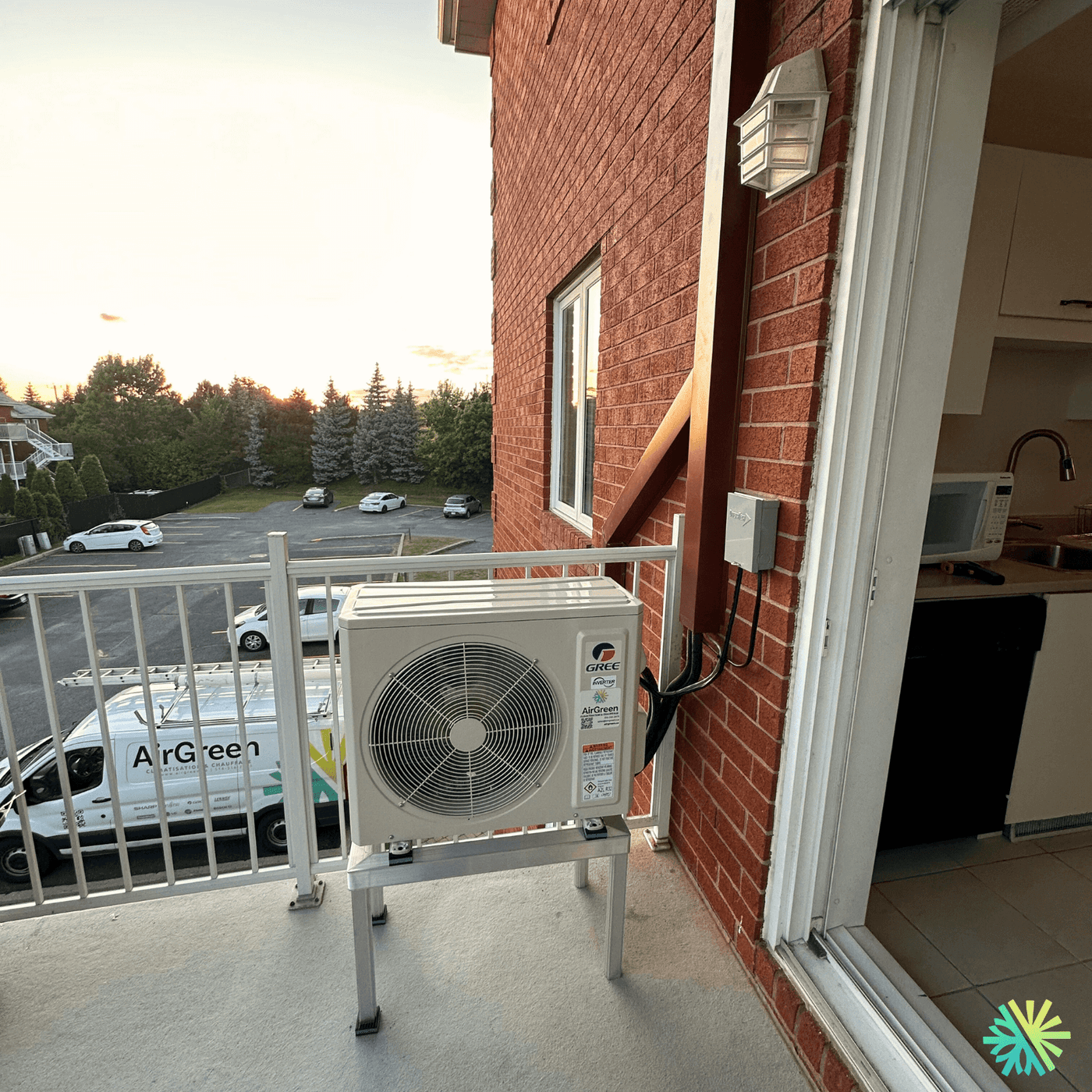 Installation d’une thermopompe murale Gree dans un condo à Saint-Laurent