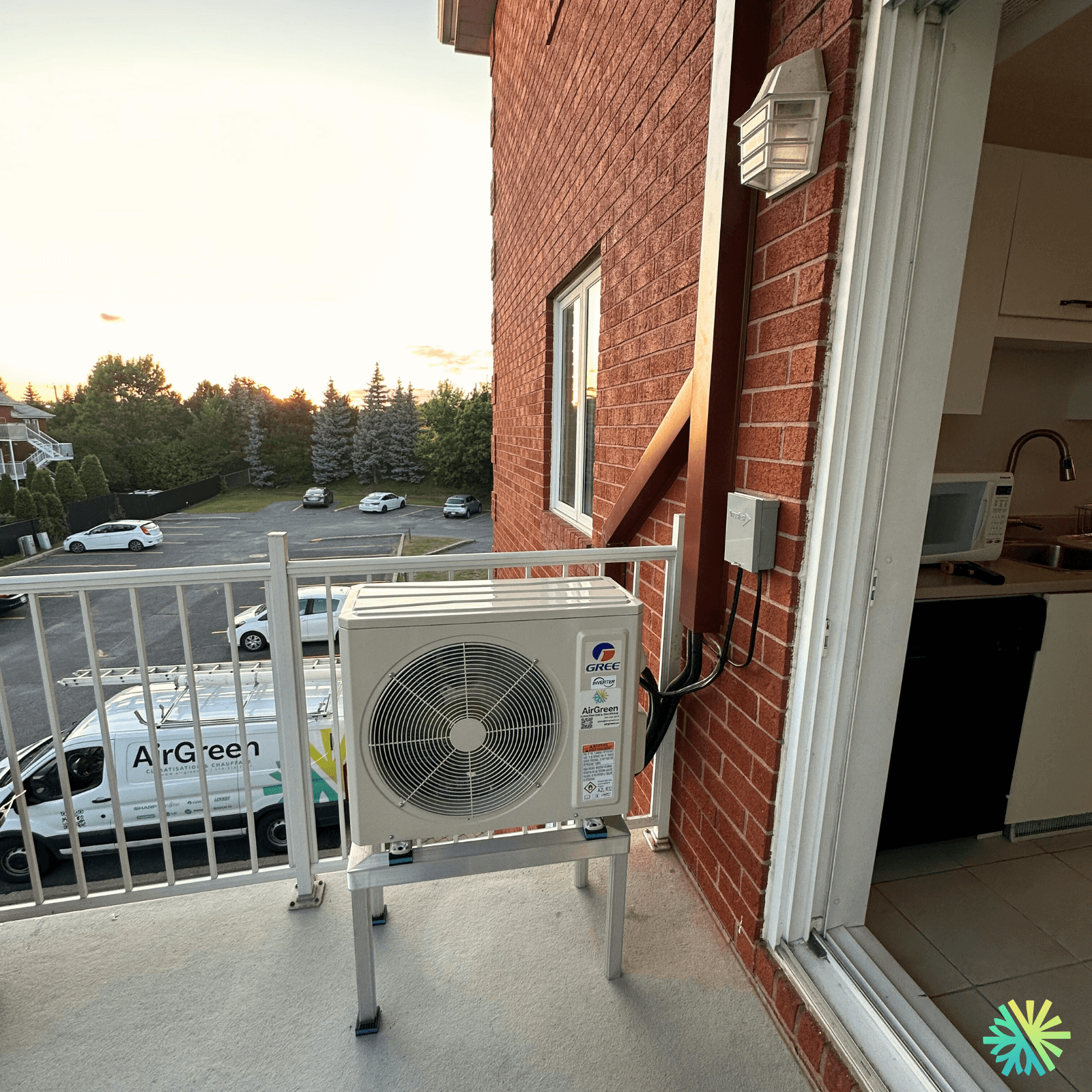 Installation d’une thermopompe murale Gree dans un condo à Saint-Laurent