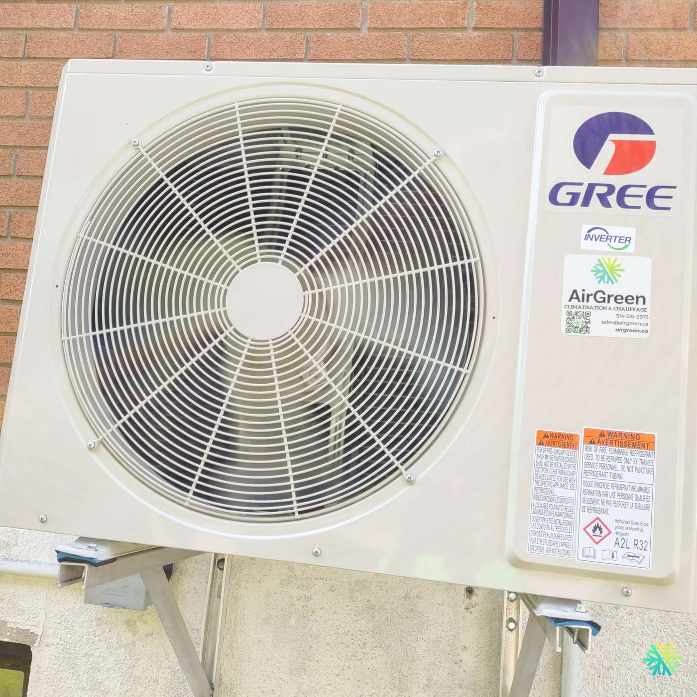 Installation d’une thermopompe murale GREE VITA R32 à Saint-Constant sur la Rive Sud : climatiseur mini split inverter installé sur support mural extérieur