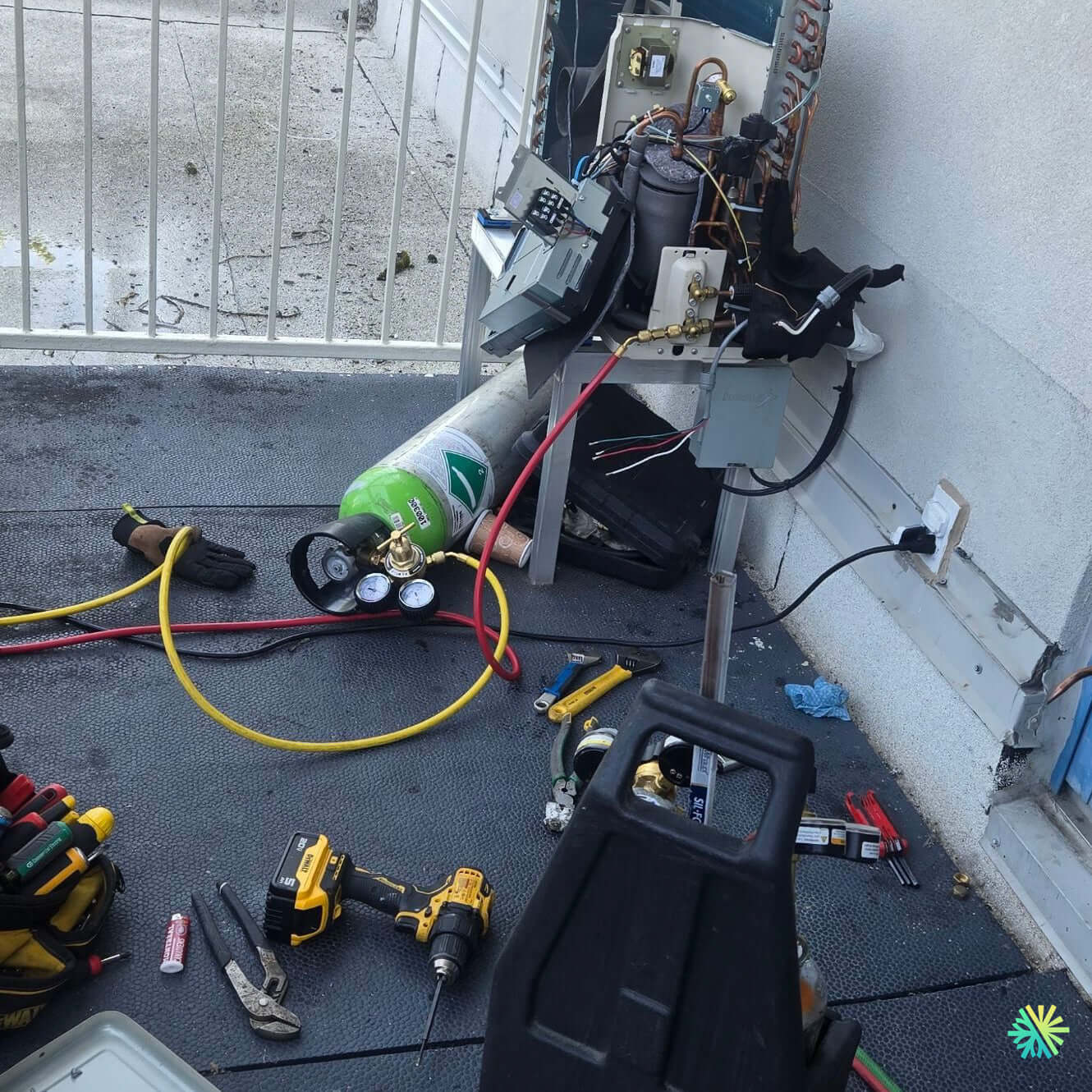 Réparation d’une thermopompe centrale Midea à Ville Saint-Laurent