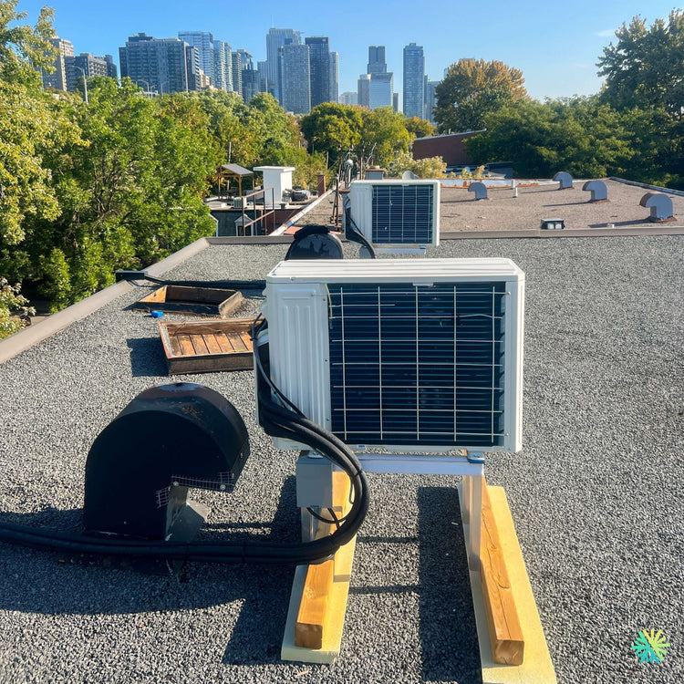 Installation d’une thermopompe GREE FREE MATCH R32 DoubleZone 2 têtes à Charlemagne : un projet CVAC sur toiture pensé pour le confort, l’esthétique et la performance