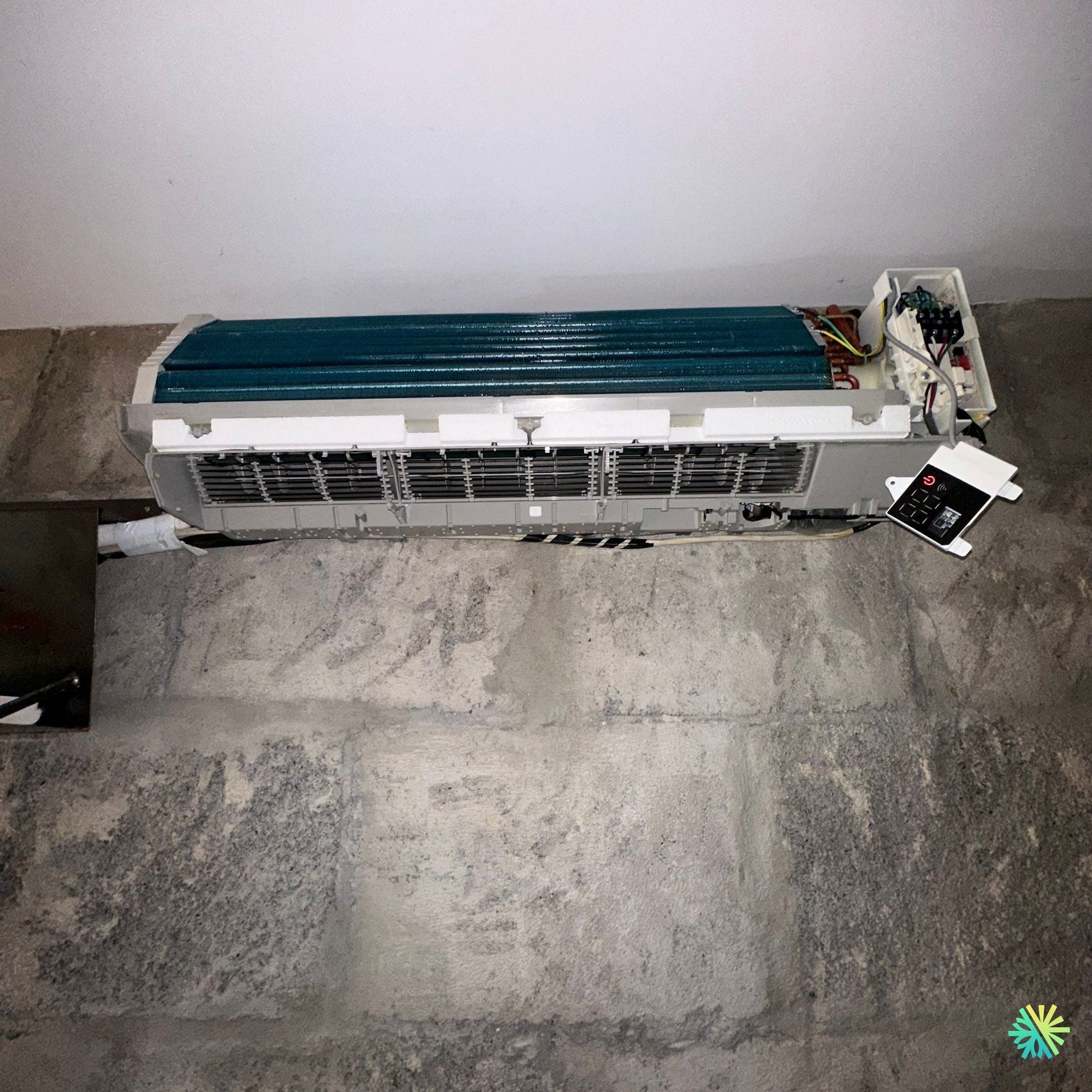 Réparation d’un climatiseur mural Midea à Saint-Laurent