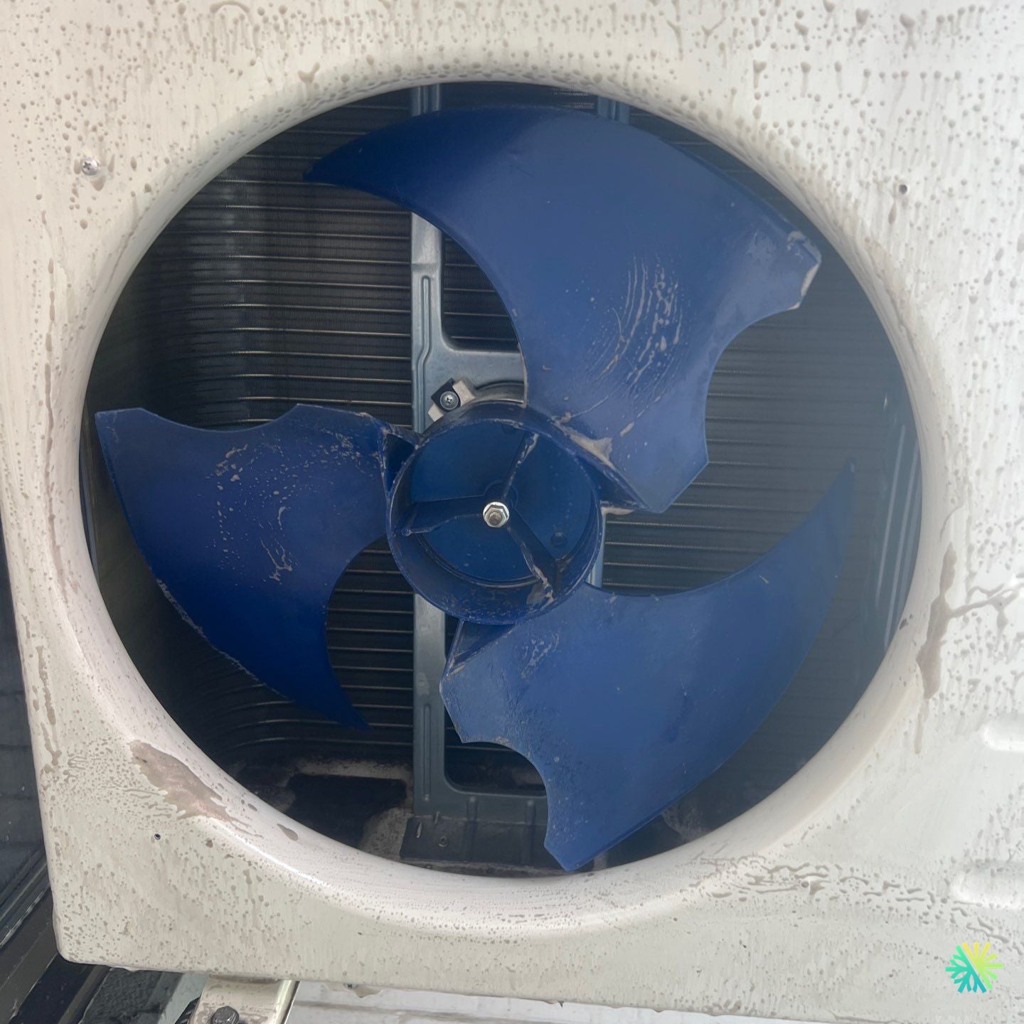 Nettoyage d’une thermopompe extérieure à Sainte-Thérèse