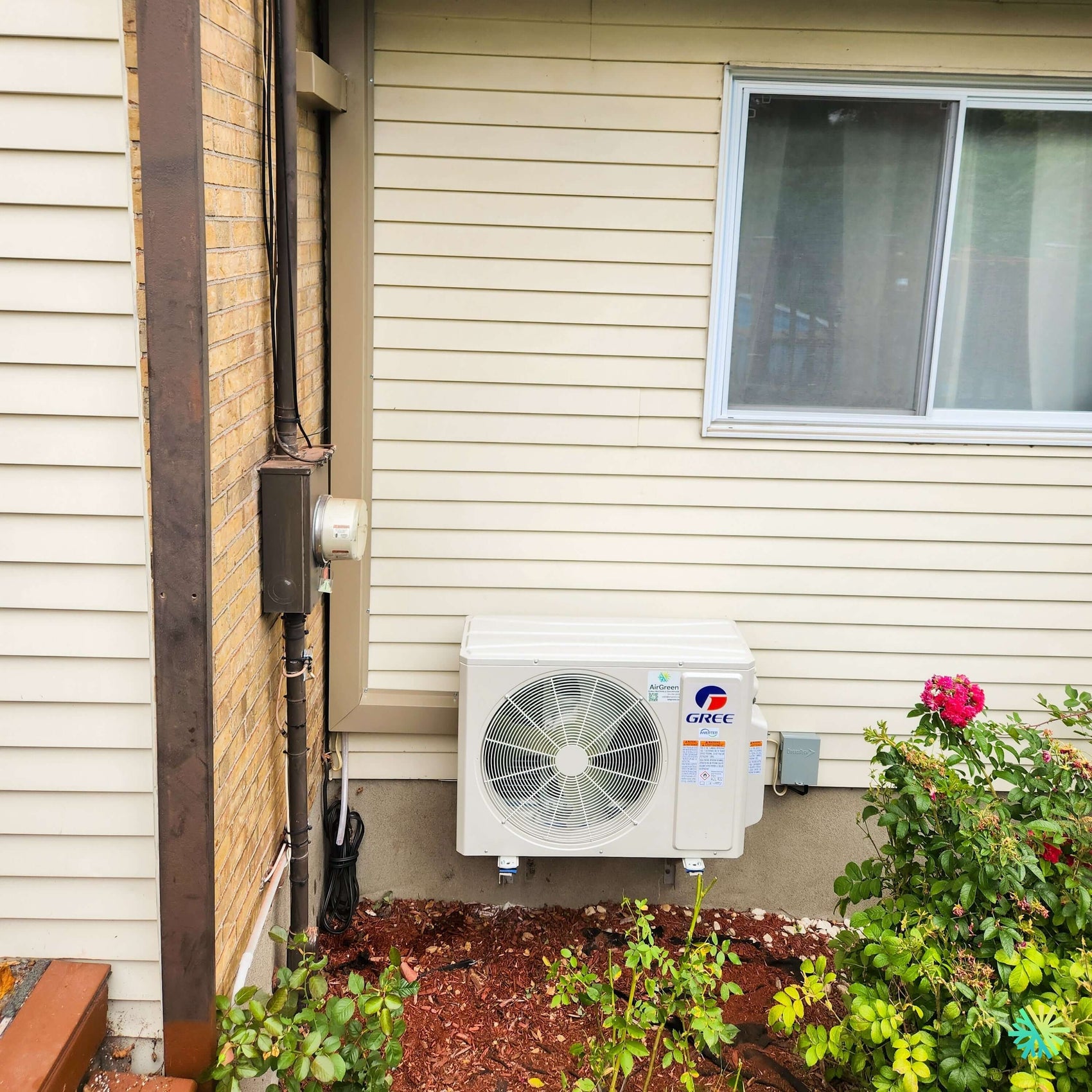 Installation d’une thermopompe murale GREE CLIVIA R32 à Pointe-Calumet : une solution CVAC compacte, propre et bien intégrée pour une maison résidentielle