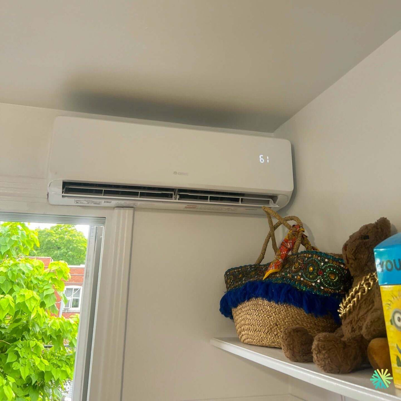 Installation d’une thermopompe murale GREE VITA R32 Mini Split à Sainte-Catherine : une intégration discrète au-dessus d’une fenêtre pour un confort résidentiel précis