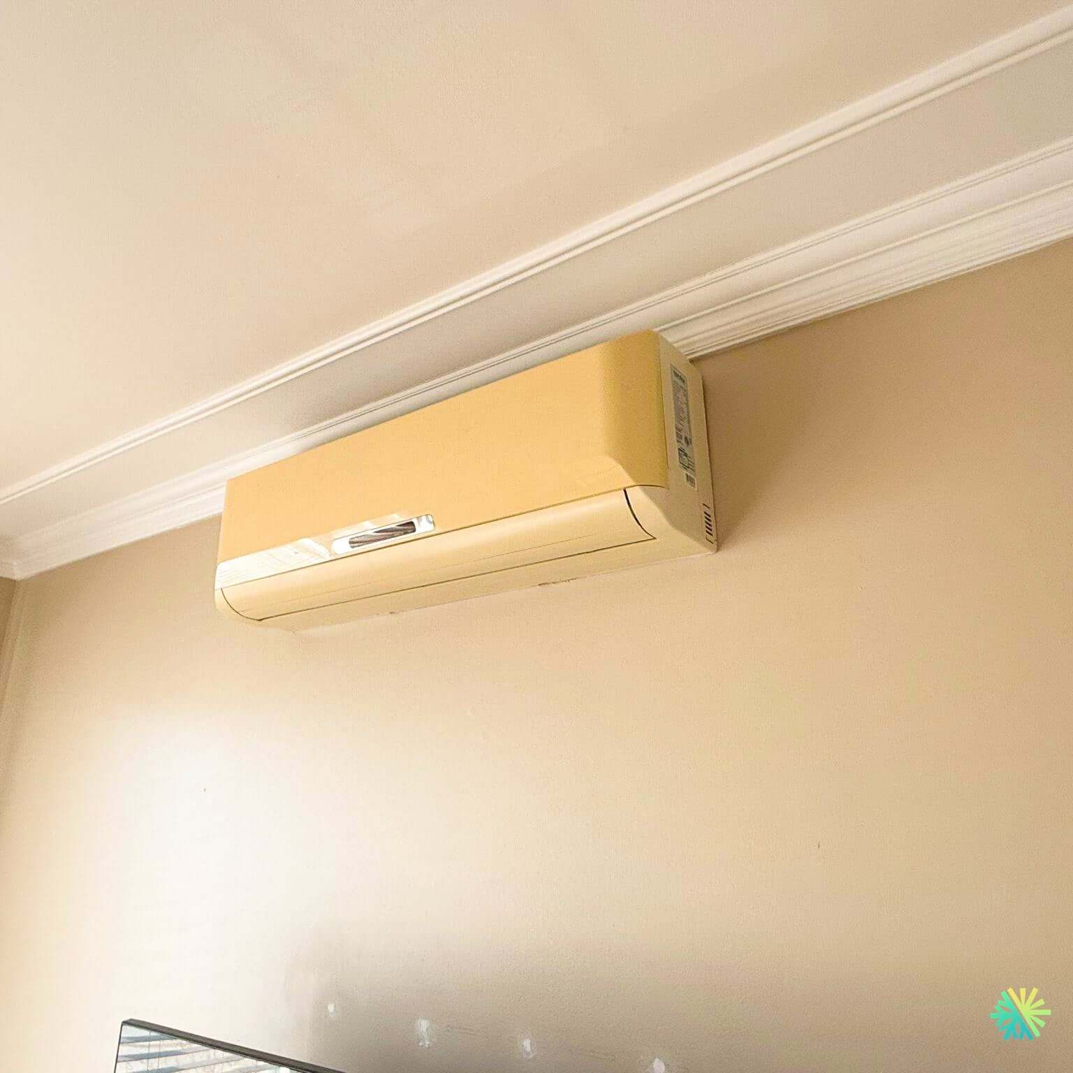 Une thermopompe murale jaune à bout de souffle : un appel de service unique à Sainte-Marthe-sur-le-Lac