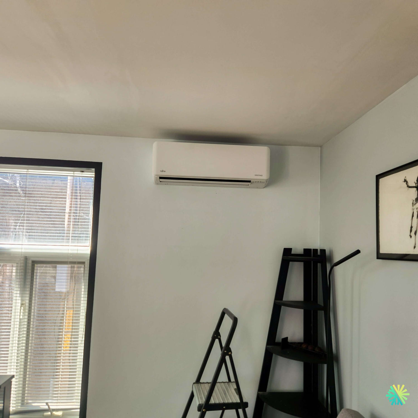 Installation d’une thermopompe murale FUJITSU ALTAIR 300 Mini Split à Laval : confort discret, rendement fiable et intégration soignée dans un espace résidentiel