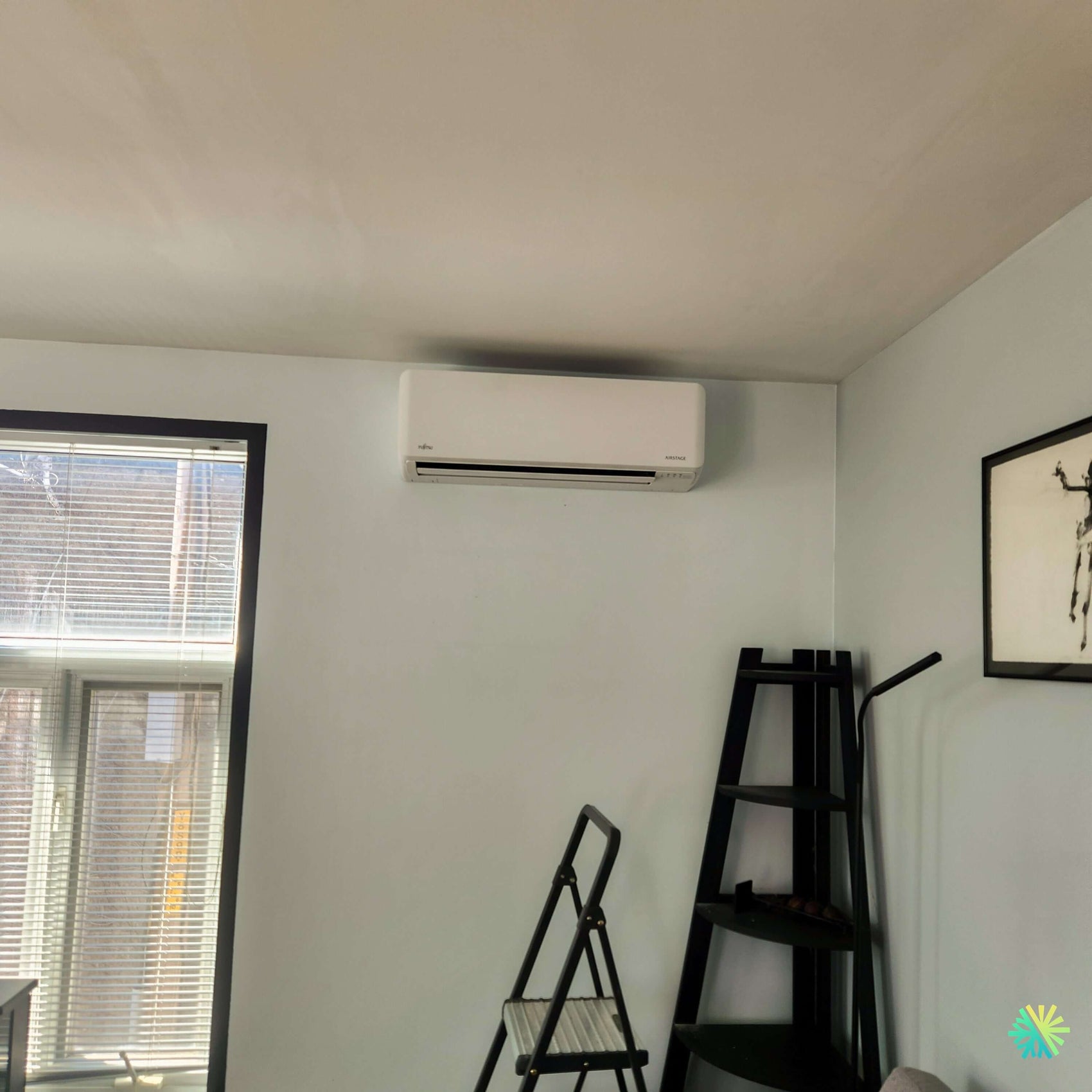 Installation d’une thermopompe murale FUJITSU ALTAIR 300 Mini Split à Laval : confort discret, rendement fiable et intégration soignée dans un espace résidentiel