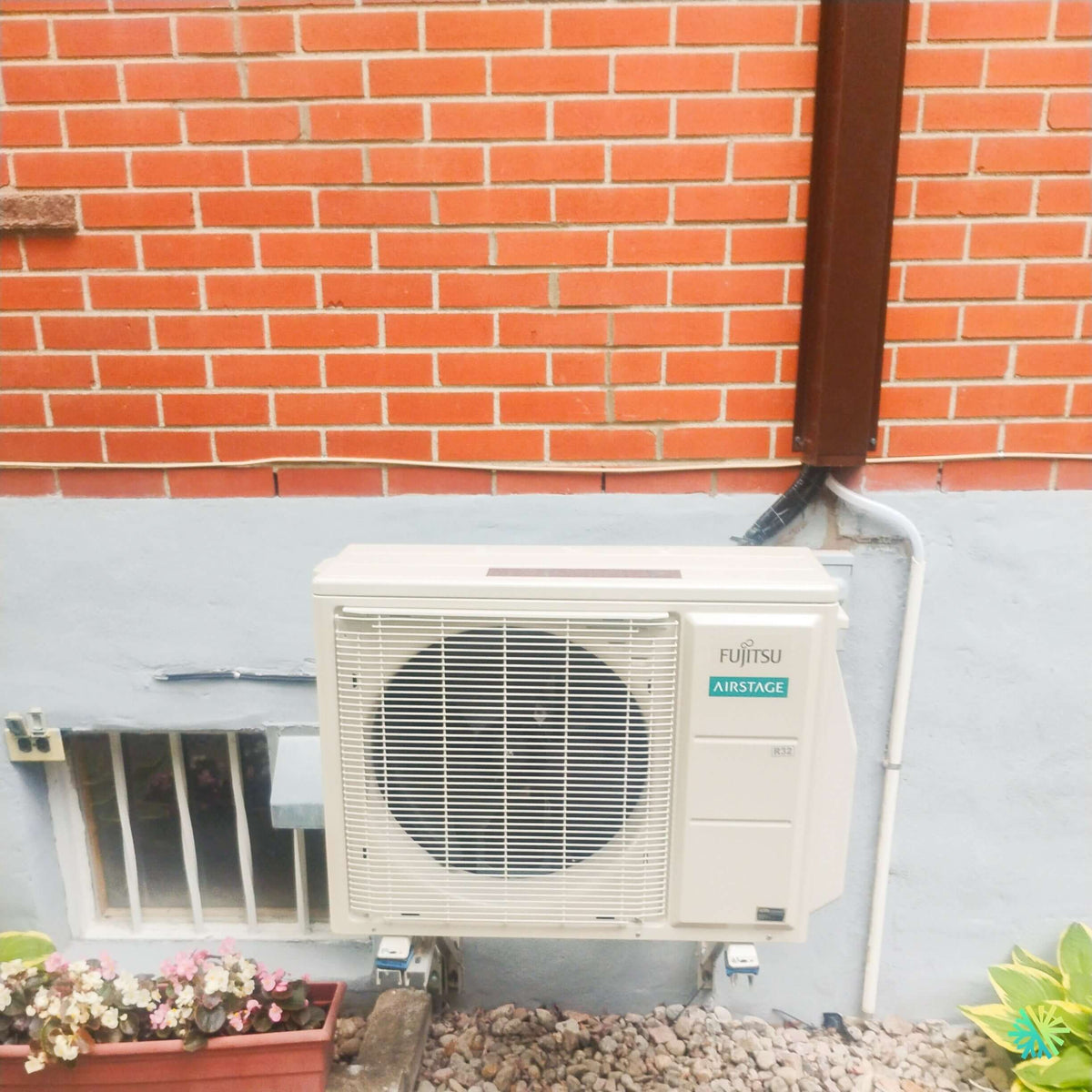 Installation d’une thermopompe murale Fujitsu AIRSTAGE Altair 500 à Verchères : intégration soignée sur fondation avec support mural et parcours de conduites optimisé