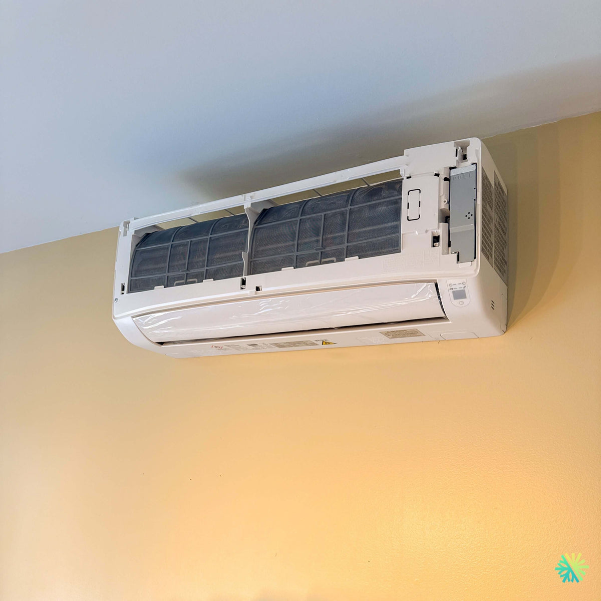 Installation d’une thermopompe murale Hitachi airHome 400 dans une résidence à Anjou, Montréal