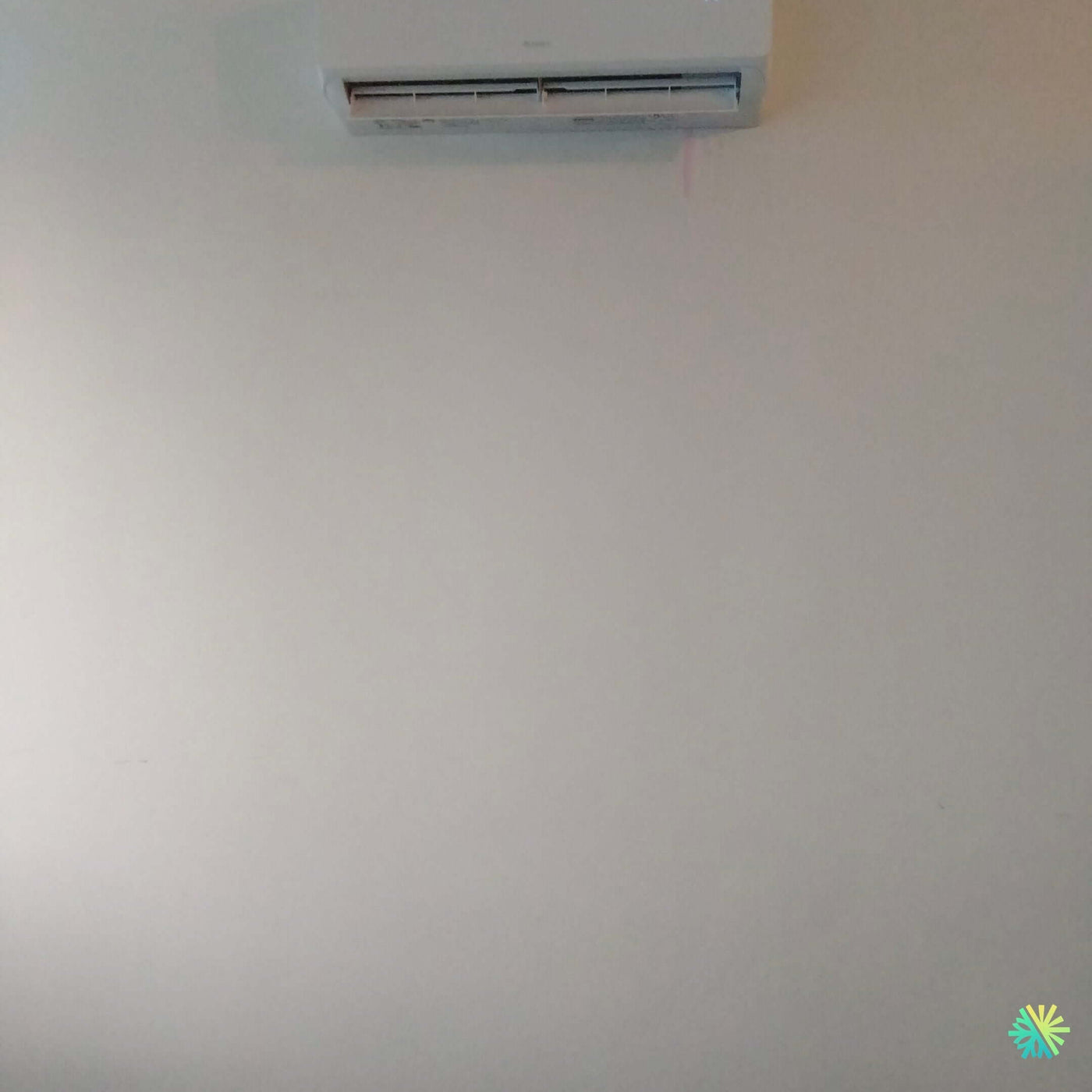 Réparation d’un climatiseur mural Midea à Saint-Lambert