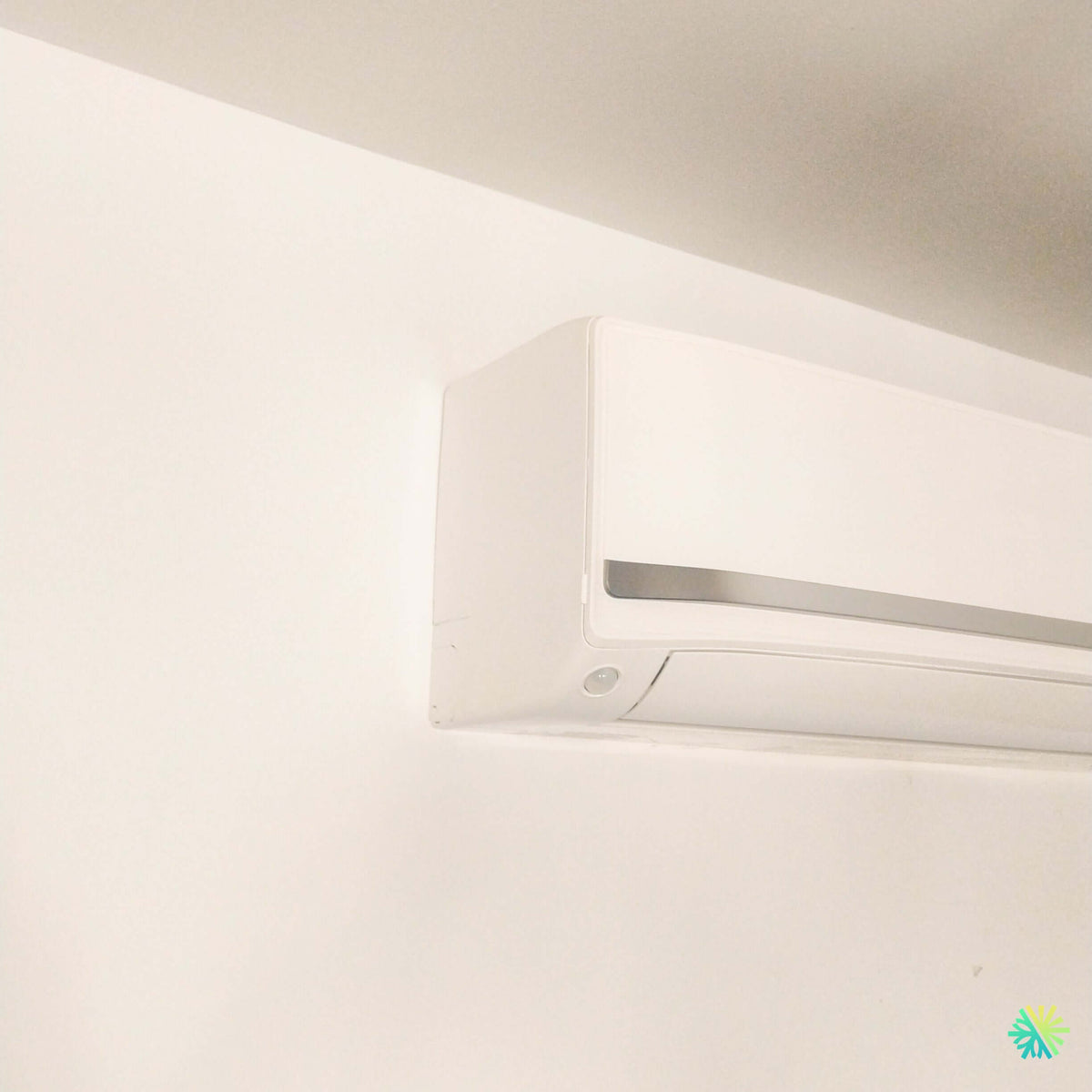 Installation d’une thermopompe murale Hitachi airHome 800 dans le quartier Pont-Viau à Laval