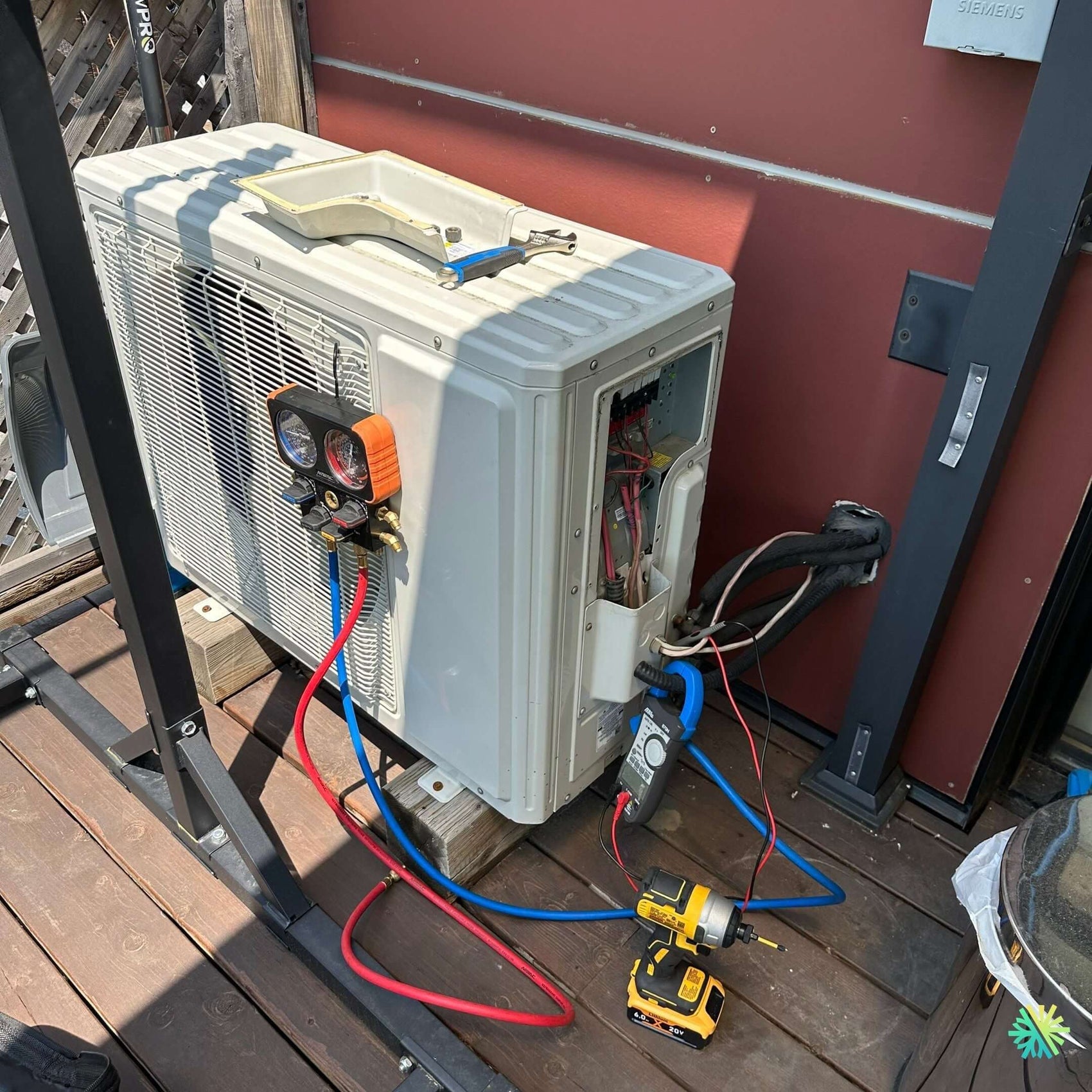 Réparation d’une thermopompe Midea à Saint-Léonard