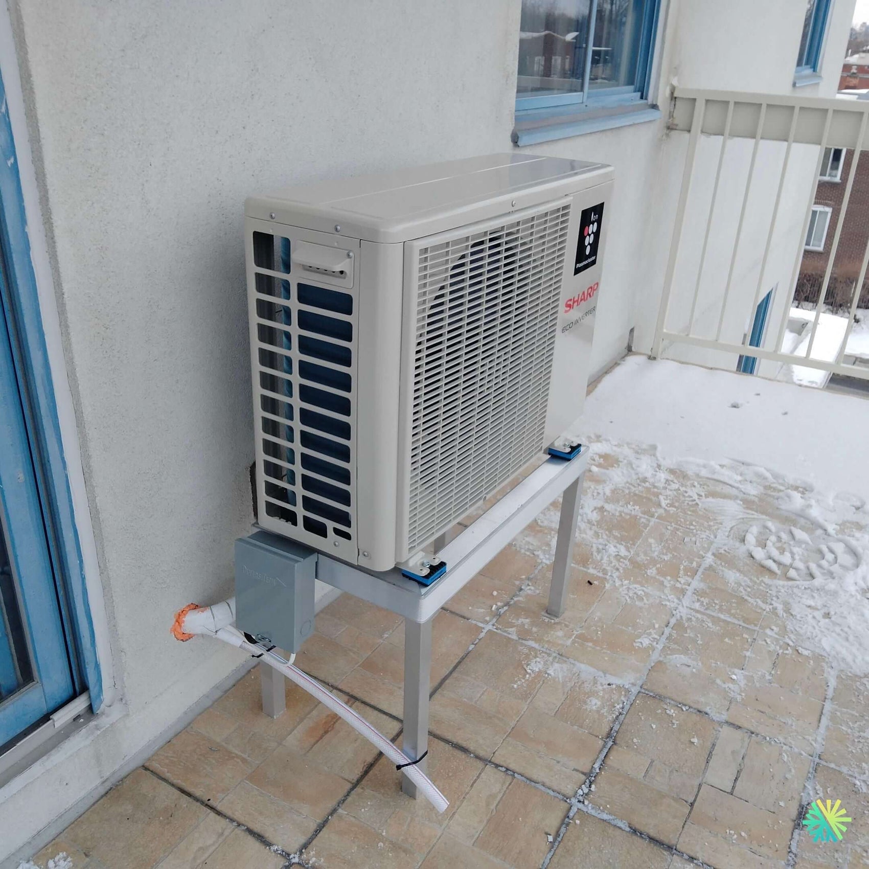 Installation d’une Sharp série ZU1 (R-32) thermopompe murale à Île-des-Sœurs