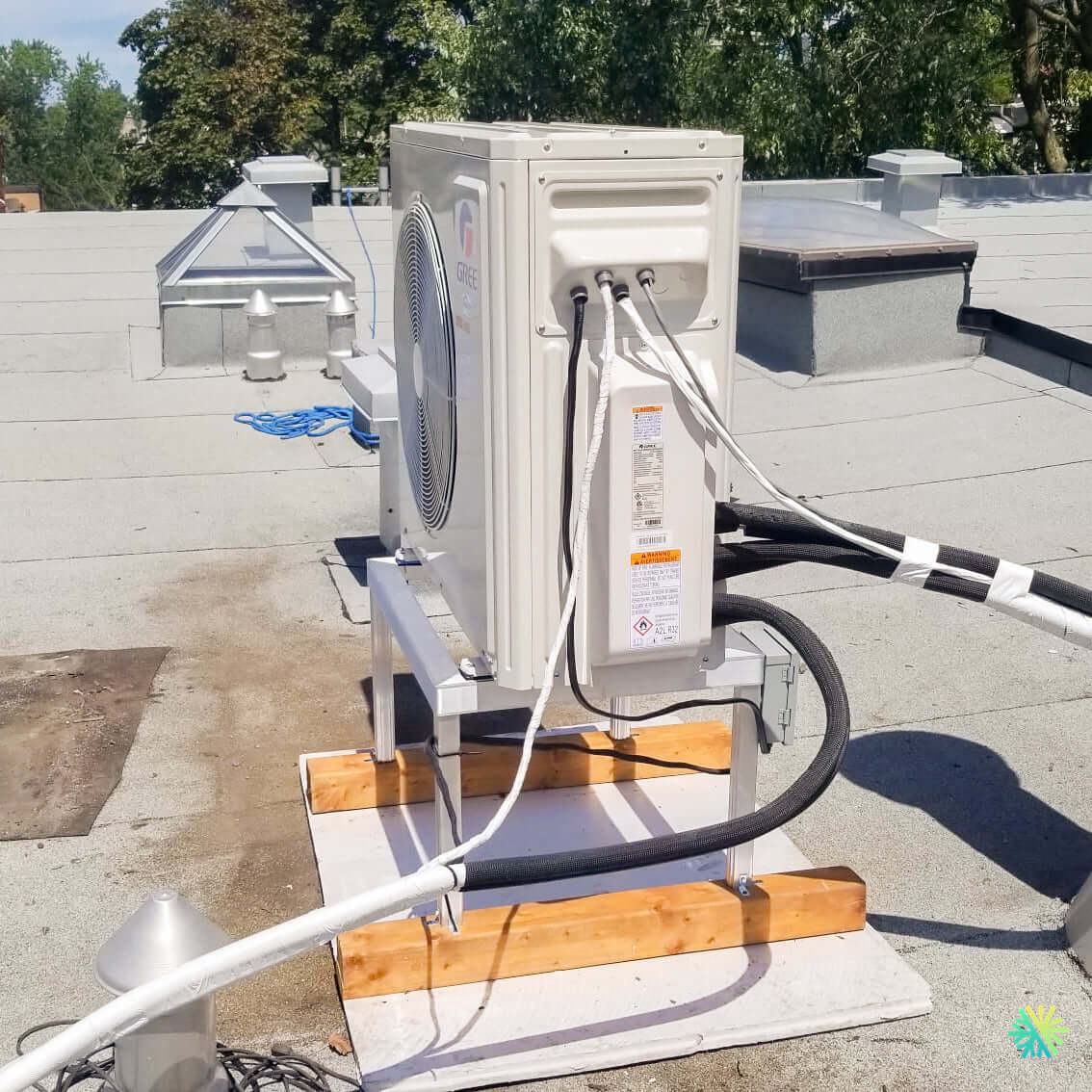 Installation of a 3-head GREE FreeMatch R32 heat pump on a flat roof in Rougemont, Montérégie