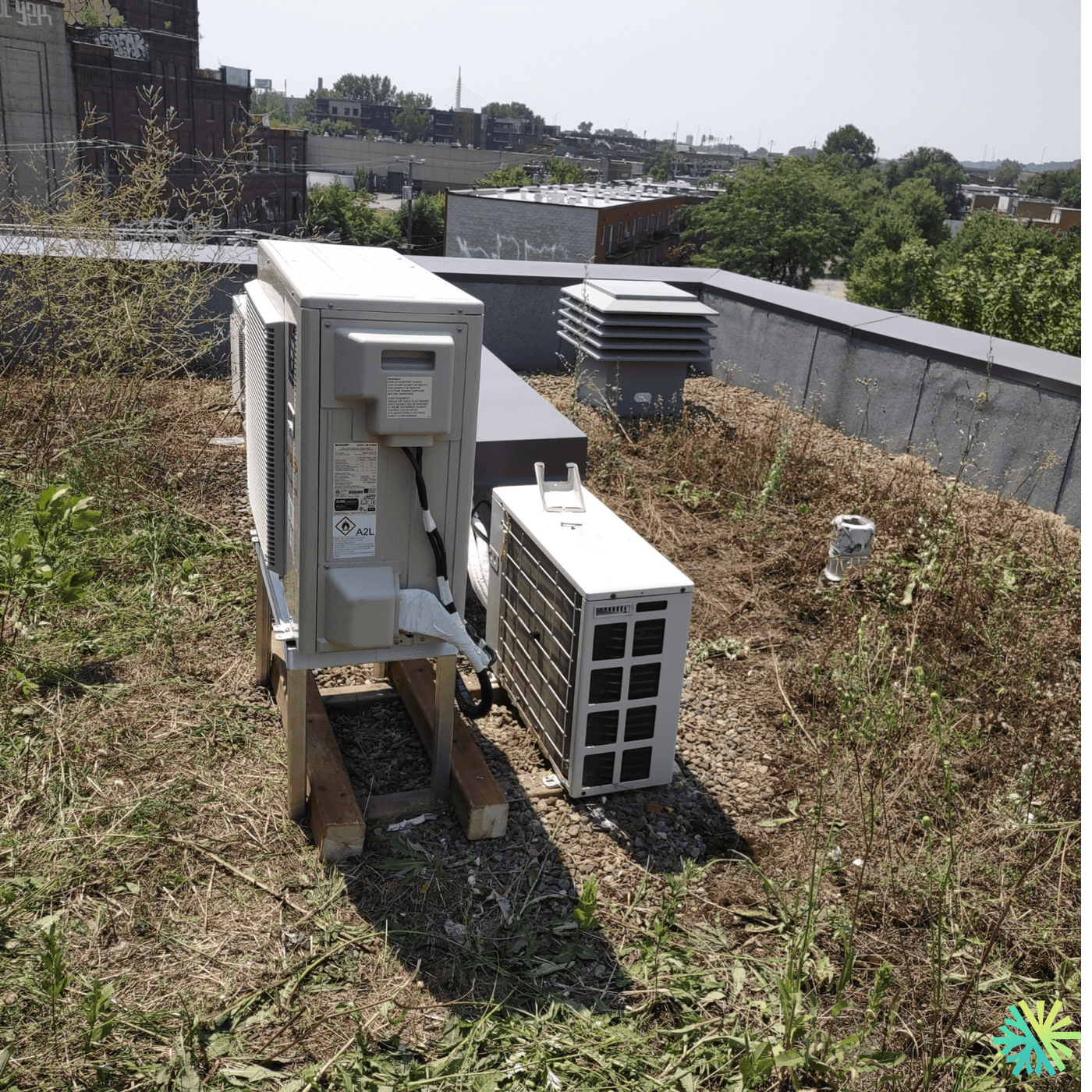Installation d’une thermopompe murale Sharp multi-zones sur toit plat à Mercier–Hochelaga-Maisonneuve