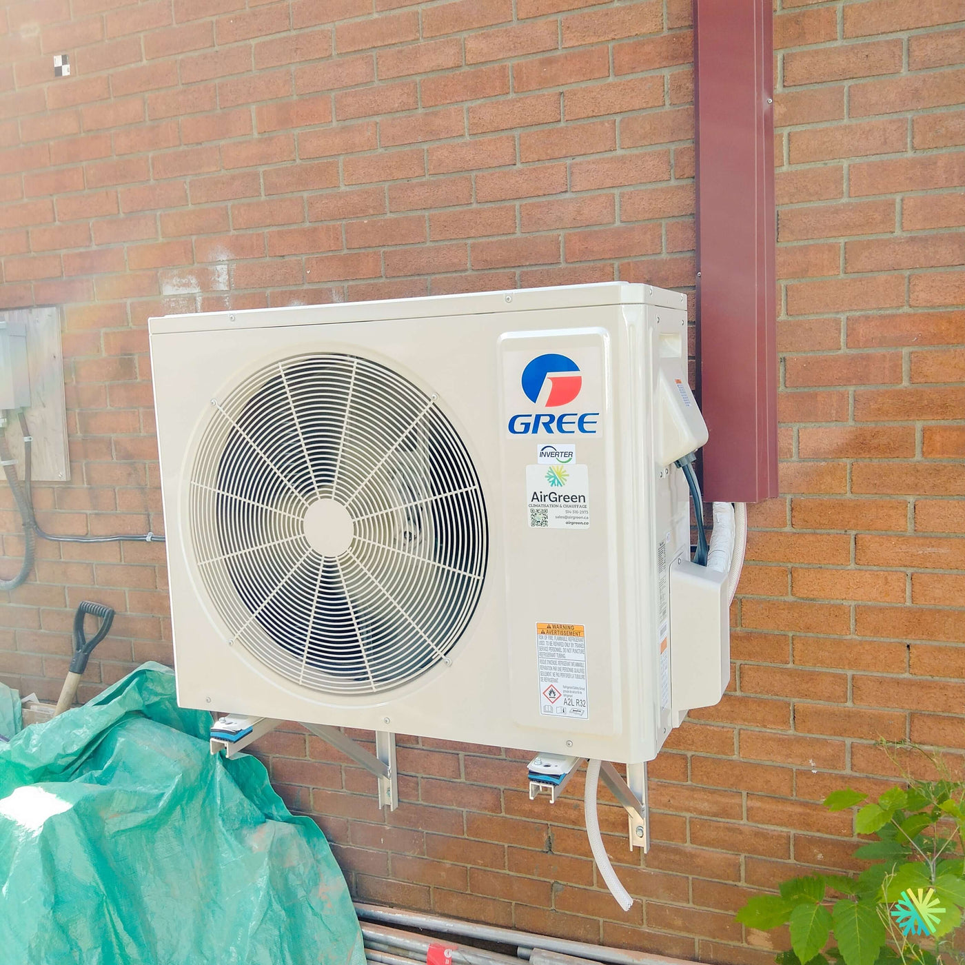 Installation d’une thermopompe GREE FREE MATCH R32 DoubleZone 2 têtes à Auteuil, Laval : une solution CVAC multizone installée sur support mural avec une finition extérieure soignée