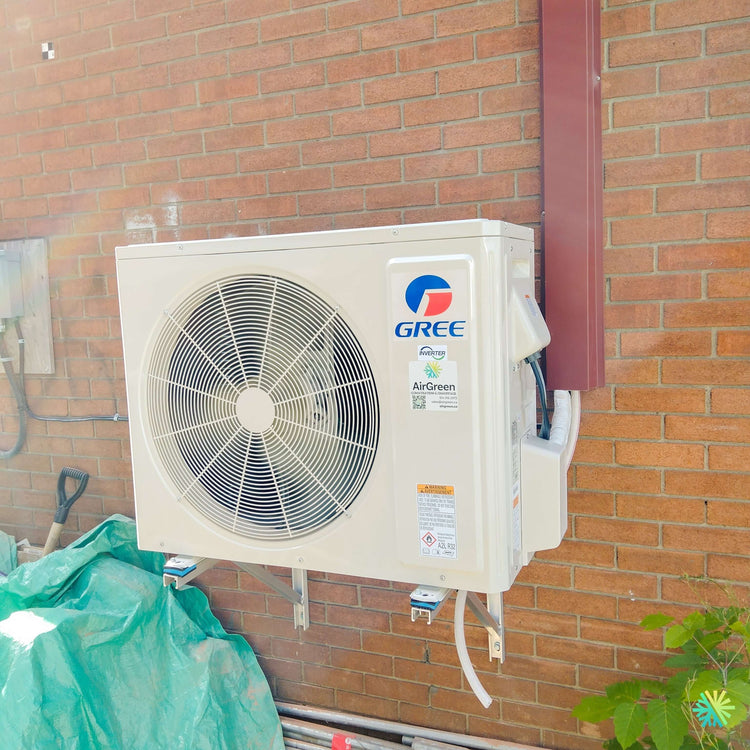 Installation d’une thermopompe GREE FREE MATCH R32 DoubleZone 2 têtes à Auteuil, Laval : une solution CVAC multizone installée sur support mural avec une finition extérieure soignée