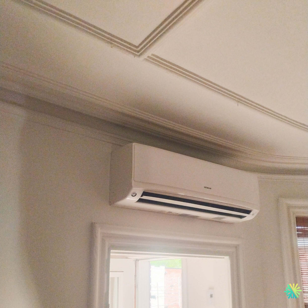 Installation d’une thermopompe murale Hitachi airHome 600 à Saint-Lambert sur la Rive-Sud de Montréal