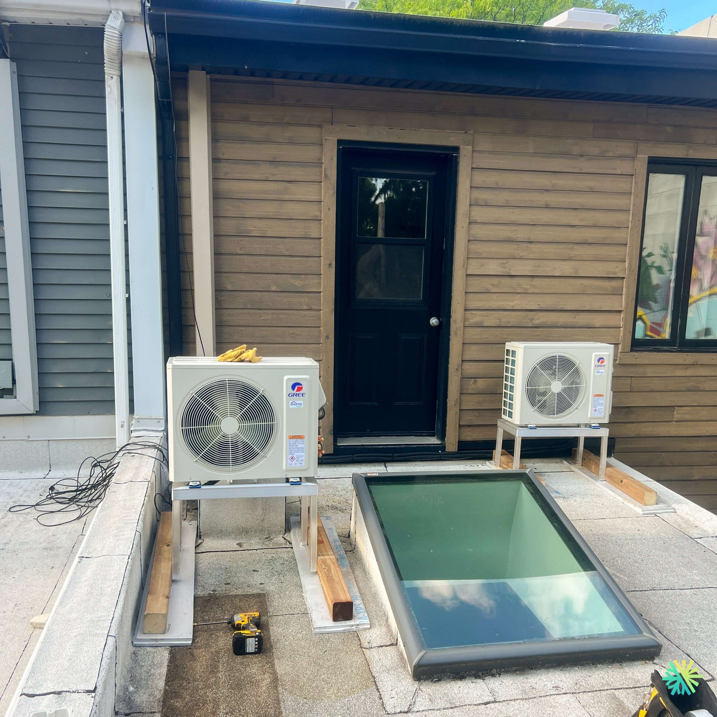 Installation d’une thermopompe murale GREE VITA R32 Mini Split à Outremont avec deux unités extérieures sur terrasse urbaine