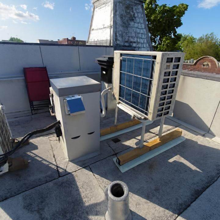 Control panel display for optimizing energy efficiency in commercial refrigeration unit, related to 'Comment puis-je améliorer l'efficacité énergétique de mon unité de réfrigération commerciale?'