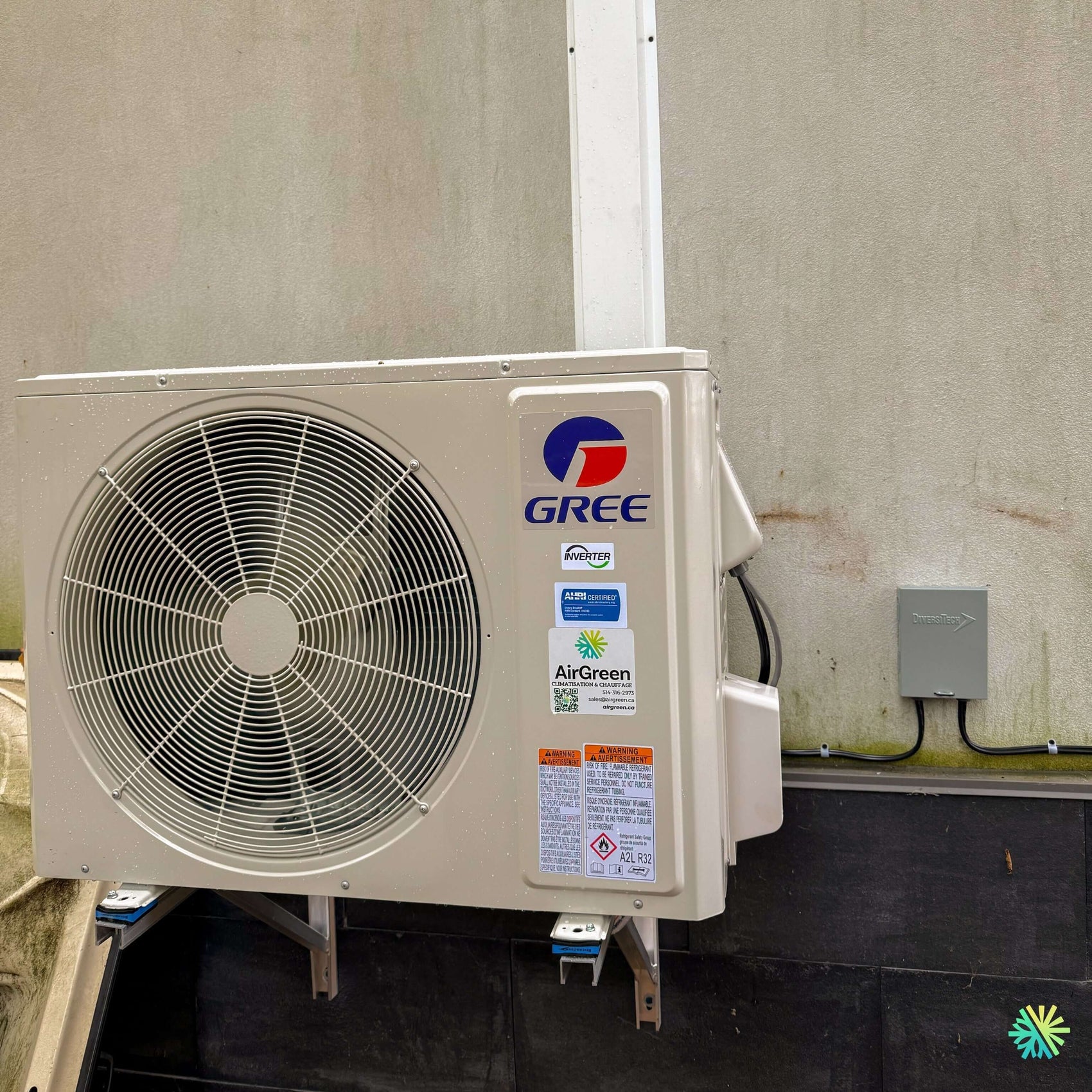 Installation d’une thermopompe TripleZone GREE FREE MATCH R32 à Laval : système 3 zones, 3 têtes murales avec unité extérieure sur supports muraux par AirGreen