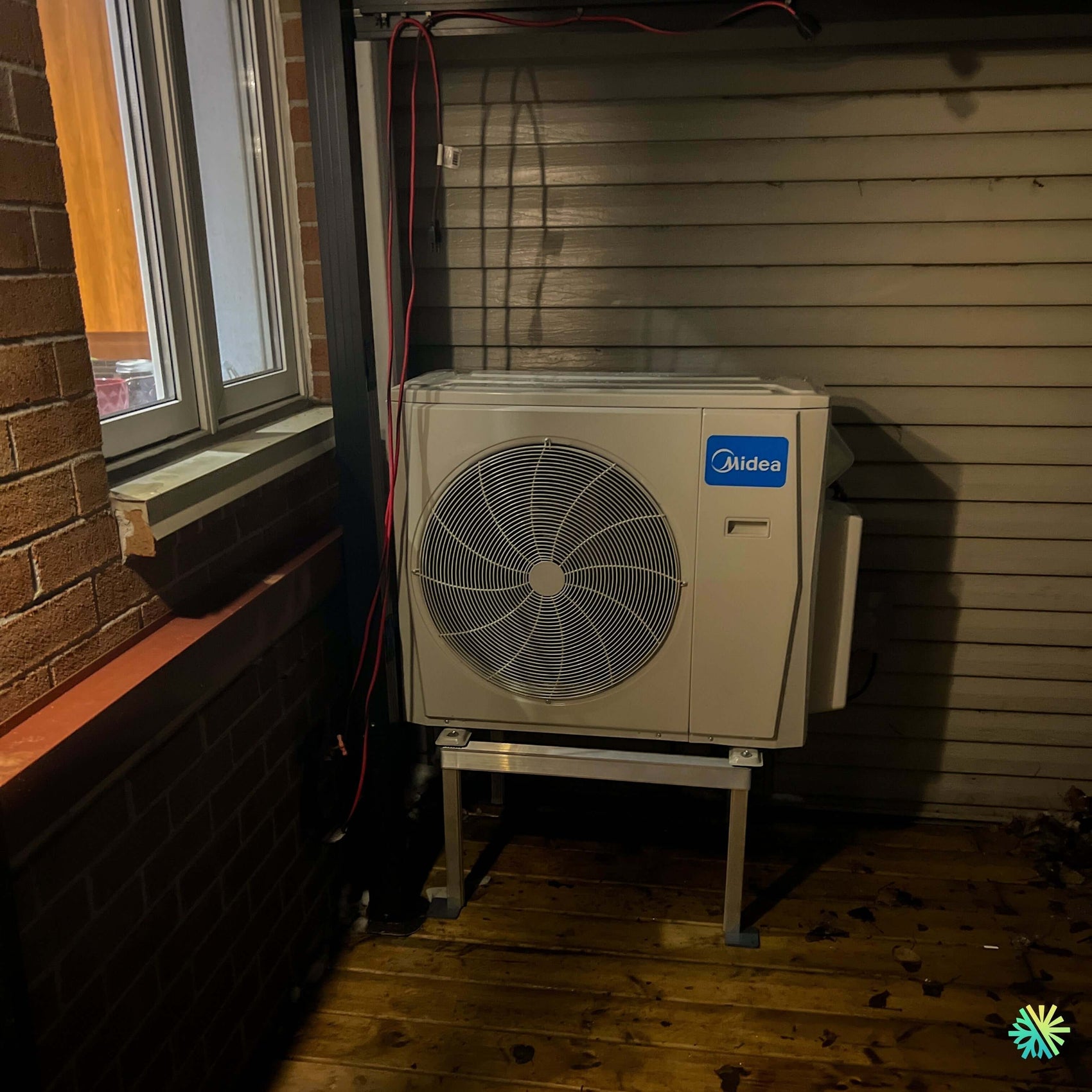 Installation d’une thermopompe MIDEA MIDEA28 double zone à Côte Saint-Luc : deux têtes murales, une unité extérieure et un confort précis pour chaque espace