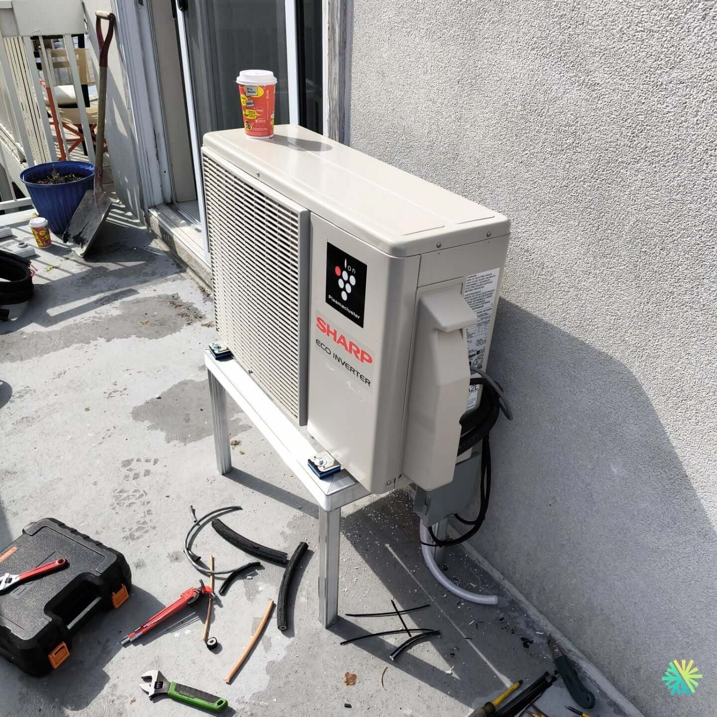 Installation of a Sharp wall-mounted heat pump on a plex terrace in Ro ...
