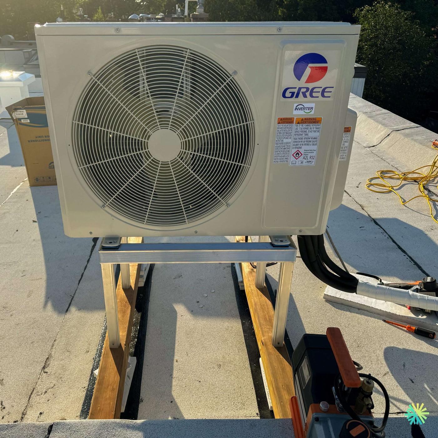 Installation d’une thermopompe murale GREE CROSSOVER R32 à Saint-François : une solution Mini Split performante installée sur toiture plate