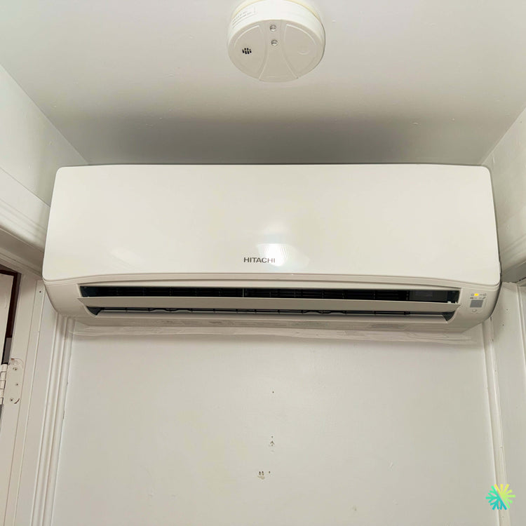 Installation d’une thermopompe murale Hitachi airHome 400 à Montréal-Nord dans un espace étroit au-dessus d’une porte