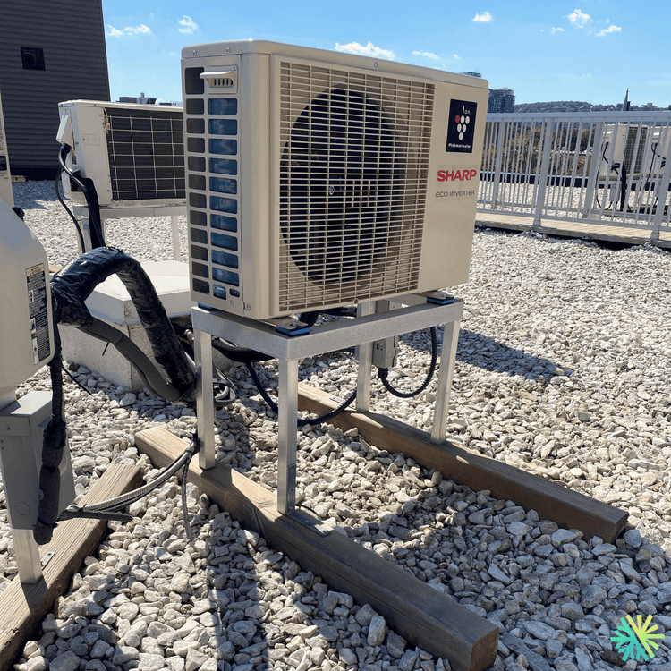 Installation d’une thermopompe murale Sharp sur toit de condo à Ville-Marie