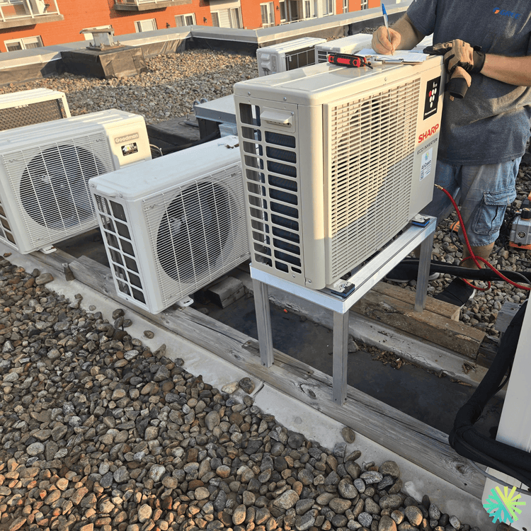 Installation d’une thermopompe murale Sharp sur toit de copropriété à Rosemont–La Petite-Patrie