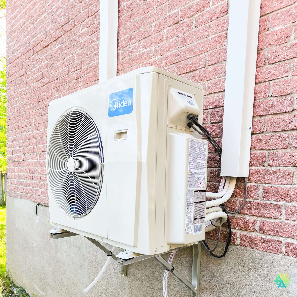Installation d’une thermopompe double zone MIDEA MIDEA 28 Extreme Heat de 27 000 BTU à Mont-Saint-Hilaire