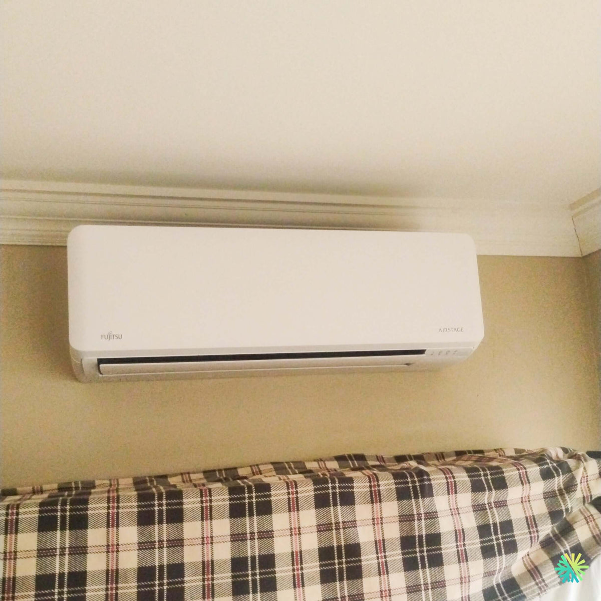 Installation d’une thermopompe double zone Fujitsu Aquila XLTH dans une chambre à Léry, sur la Rive-Sud de Montréal