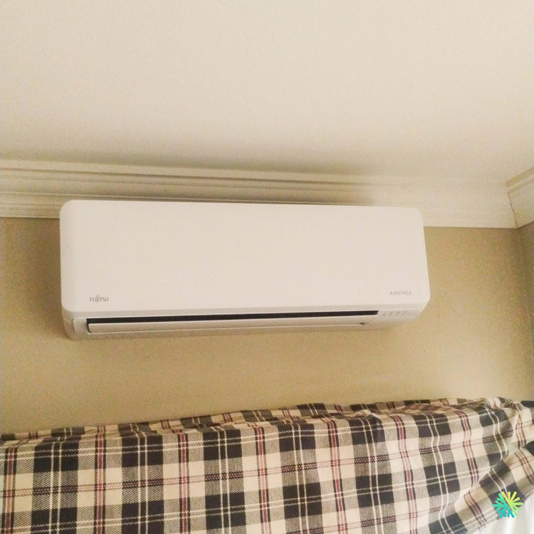Installation d’une thermopompe double zone Fujitsu Aquila XLTH dans une chambre à Léry, sur la Rive-Sud de Montréal