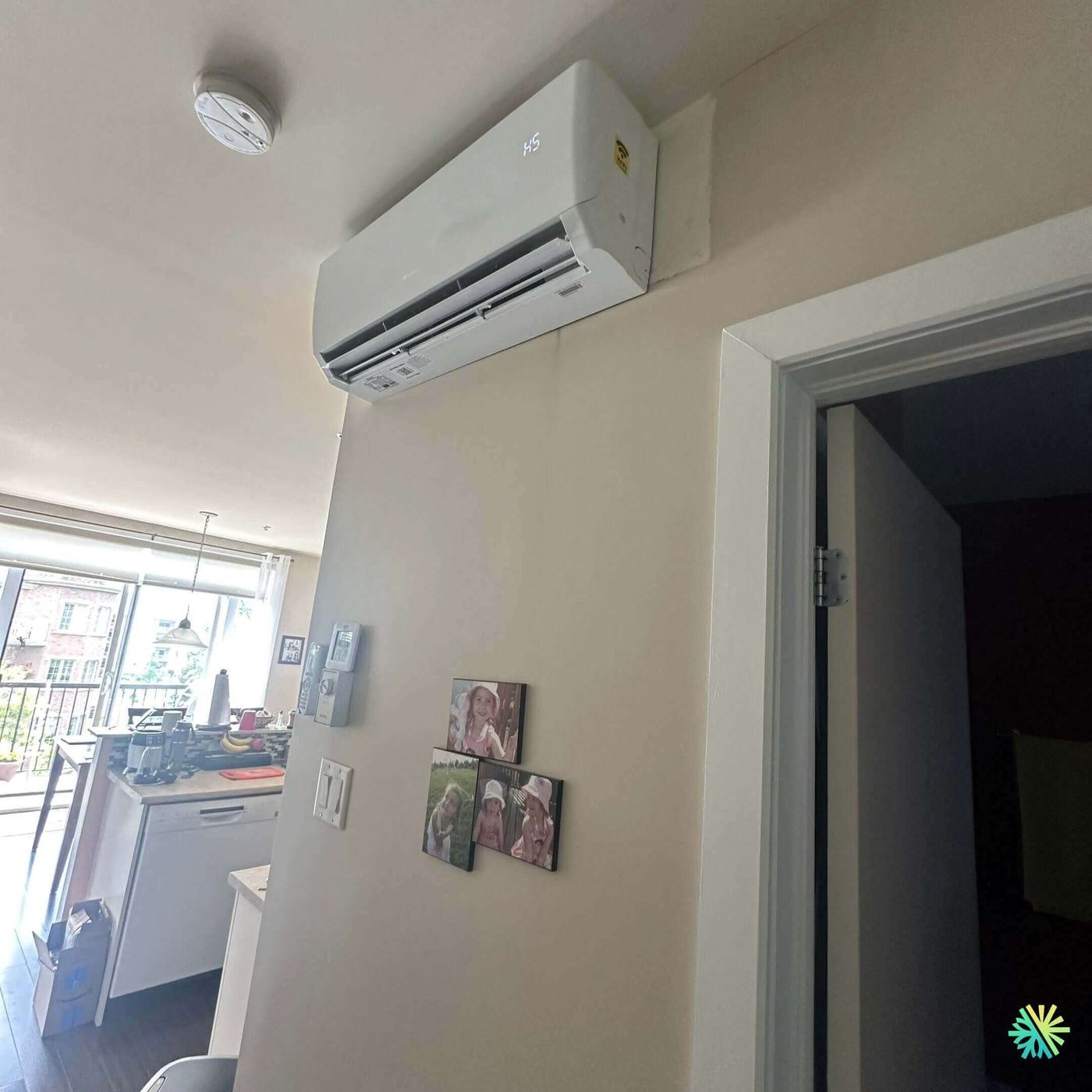 Installation d’une thermopompe murale Midea dans un condo à Rosemont–La Petite-Patrie