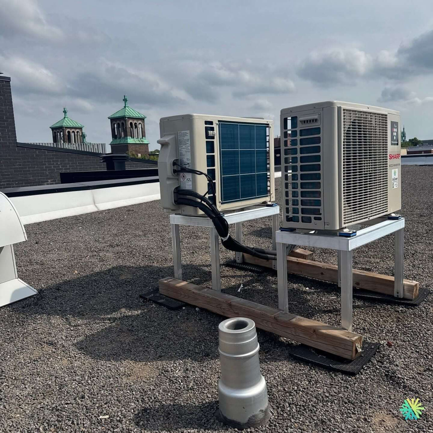 Installation d’une Sharp ZU1 thermopompe murale sur toit plat à Rosemont–La Petite-Patrie