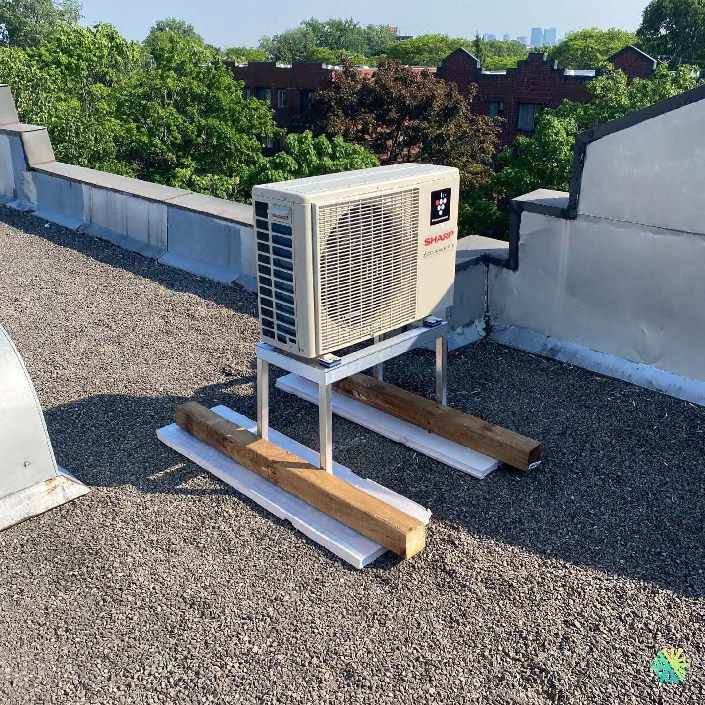 Installation d’une Sharp ZU1 thermopompe murale à Le Sud-Ouest (Montréal)
