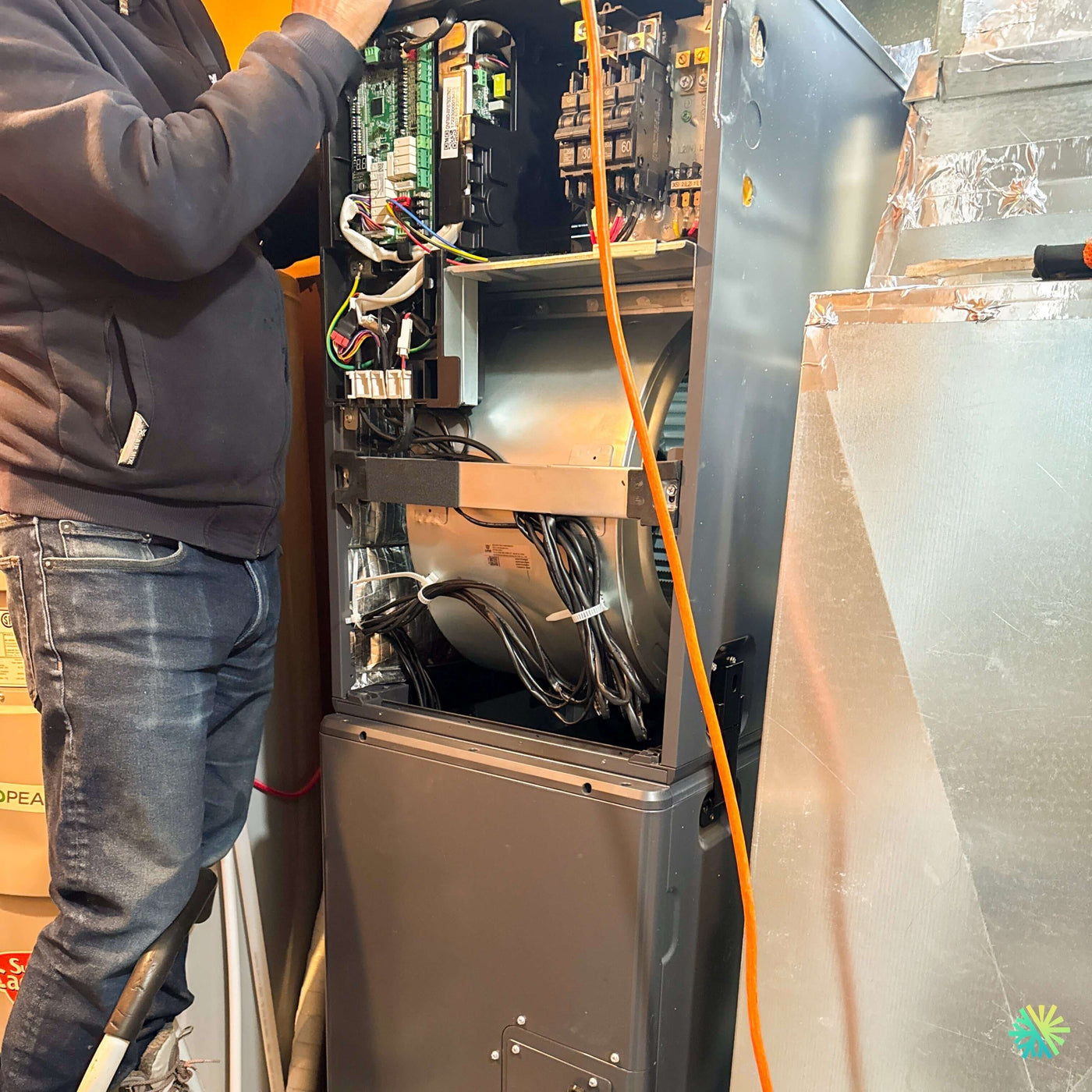 Installation d’une fournaise électrique MIDEA EVOX G3 2 tonnes avec système central Air Handler à Sainte-Dorothée, Laval