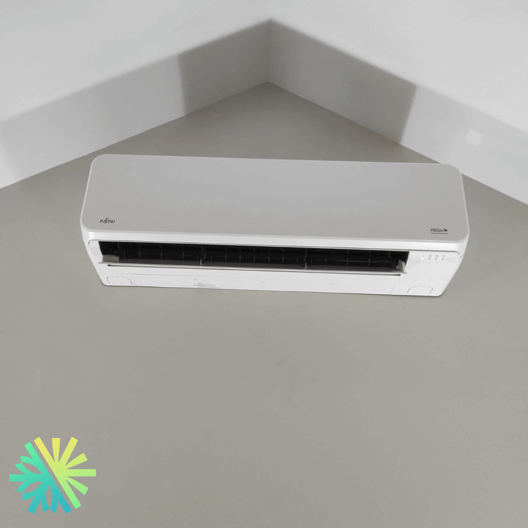 Installation d'une Thermopompe Murale Fujitsu RLXFWH à Outremont, Montréal, montrant l'unité montée sur un mur à angle.