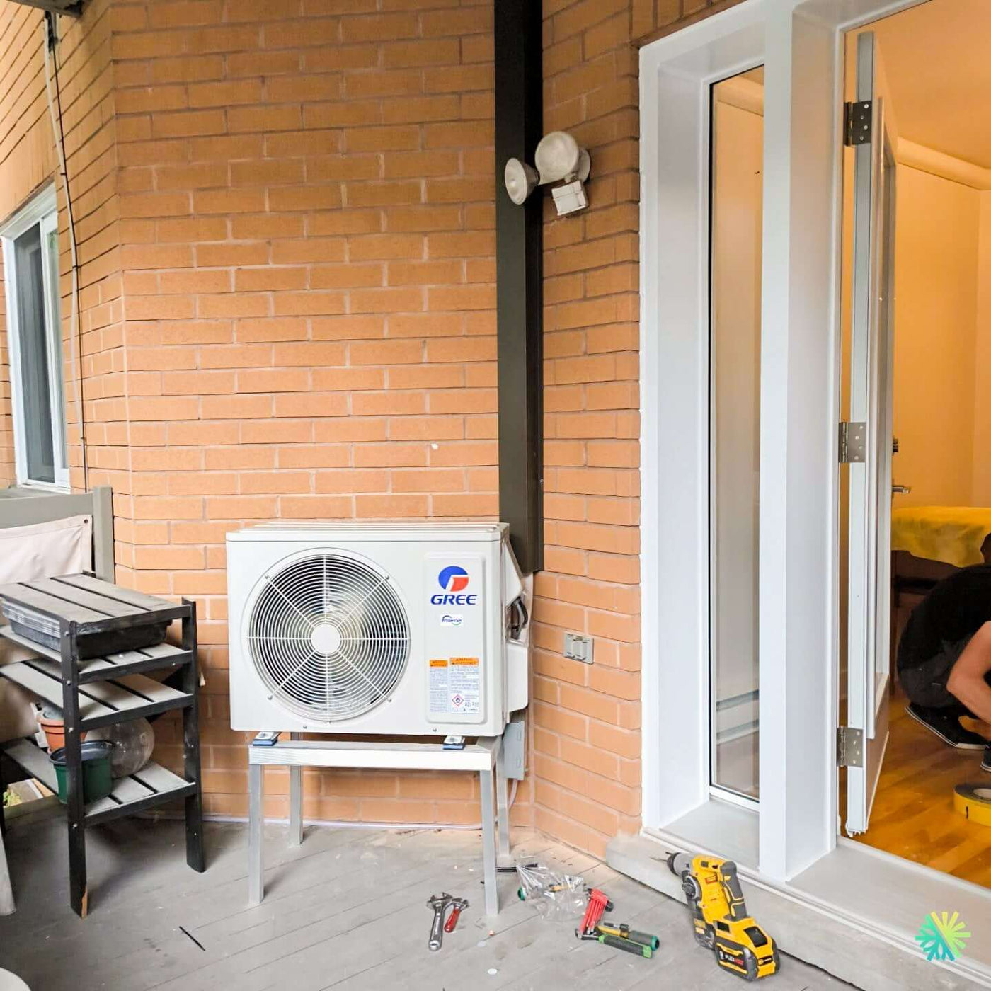 Installation impossible réussie : comment AirGreen a posé un climatiseur mural sur un plafond incliné à Longueuil