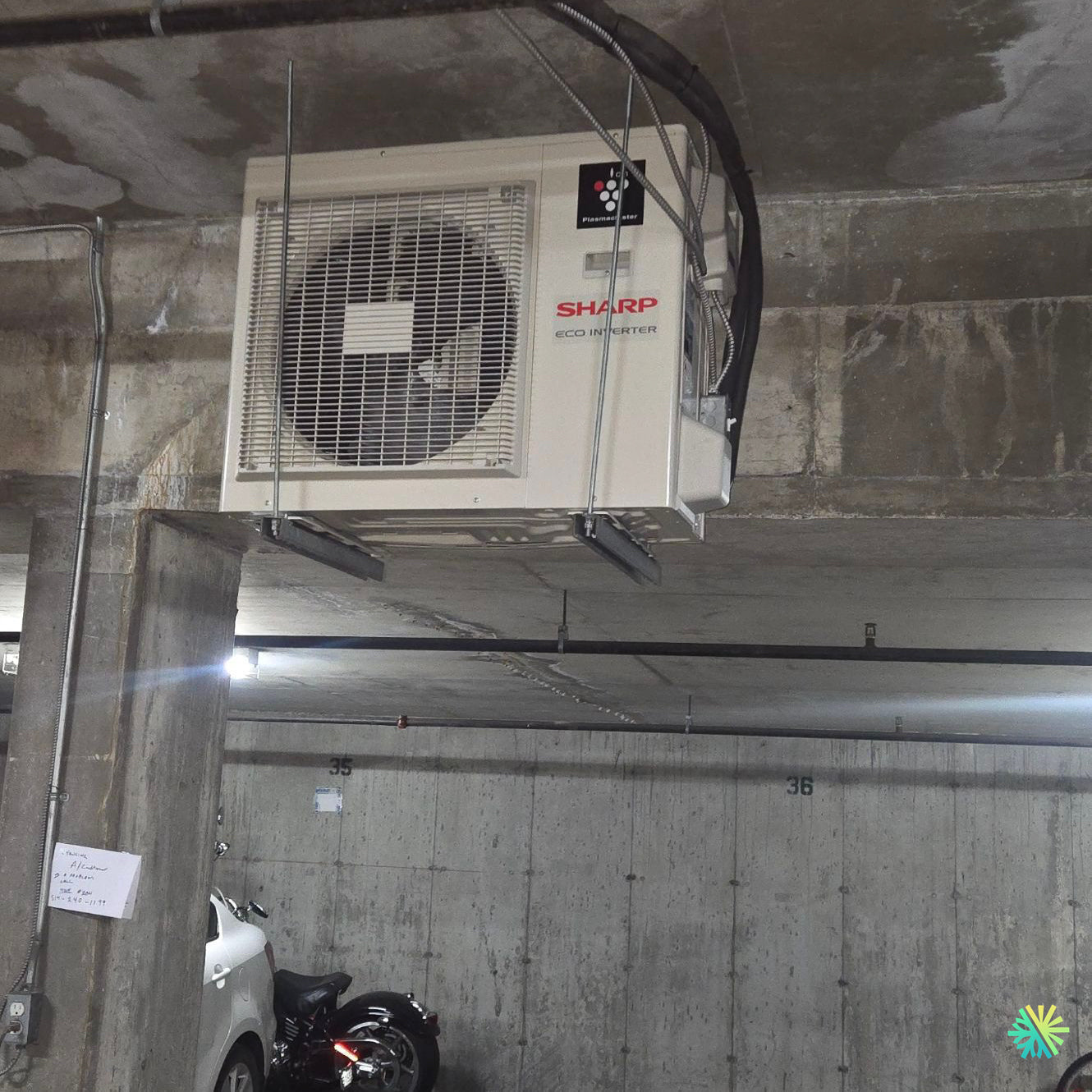 Installation d’une Sharp ZU1 thermopompe murale dans un stationnement souterrain à Ville Saint-Laurent